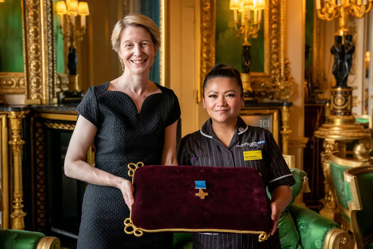 CEO della NHS England Amanda Pritchard (a sinistra) e May Parsons, Matrona Moderna dell'Università Ospedale Coventry e Warwickshire, posano con una medaglia George Cross durante un'udienza al Castello di Windsor, a ovest di Londra, il 12 luglio 2022