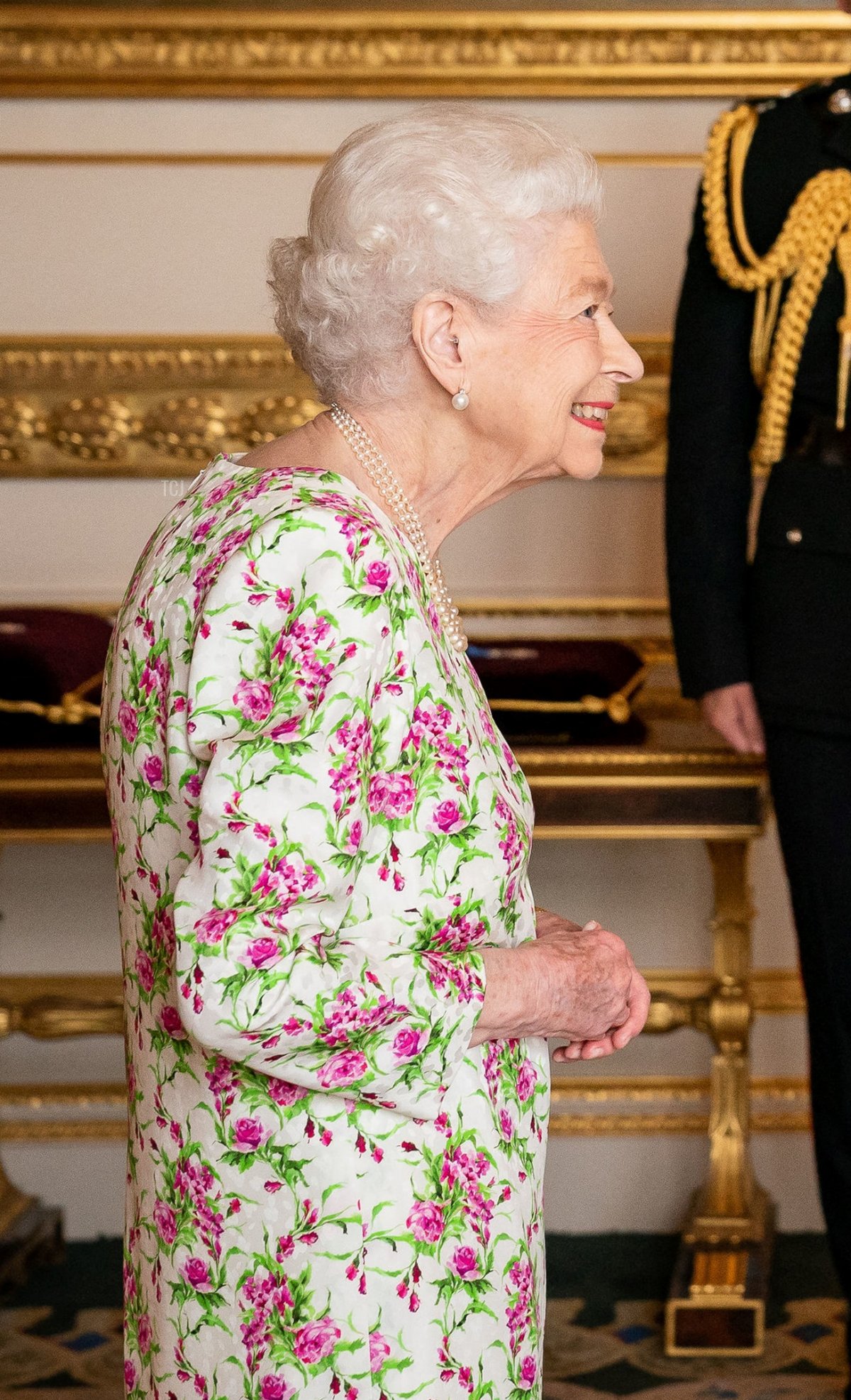 La Regina Elisabetta II presenta la George Cross al CEO della NHS England Amanda Pritchard e a May Parsons, Matrona Moderna dell'Università Ospedale Coventry e Warkwickshire, durante un'udienza al Castello di Windsor, a ovest di Londra, il 12 luglio 2022