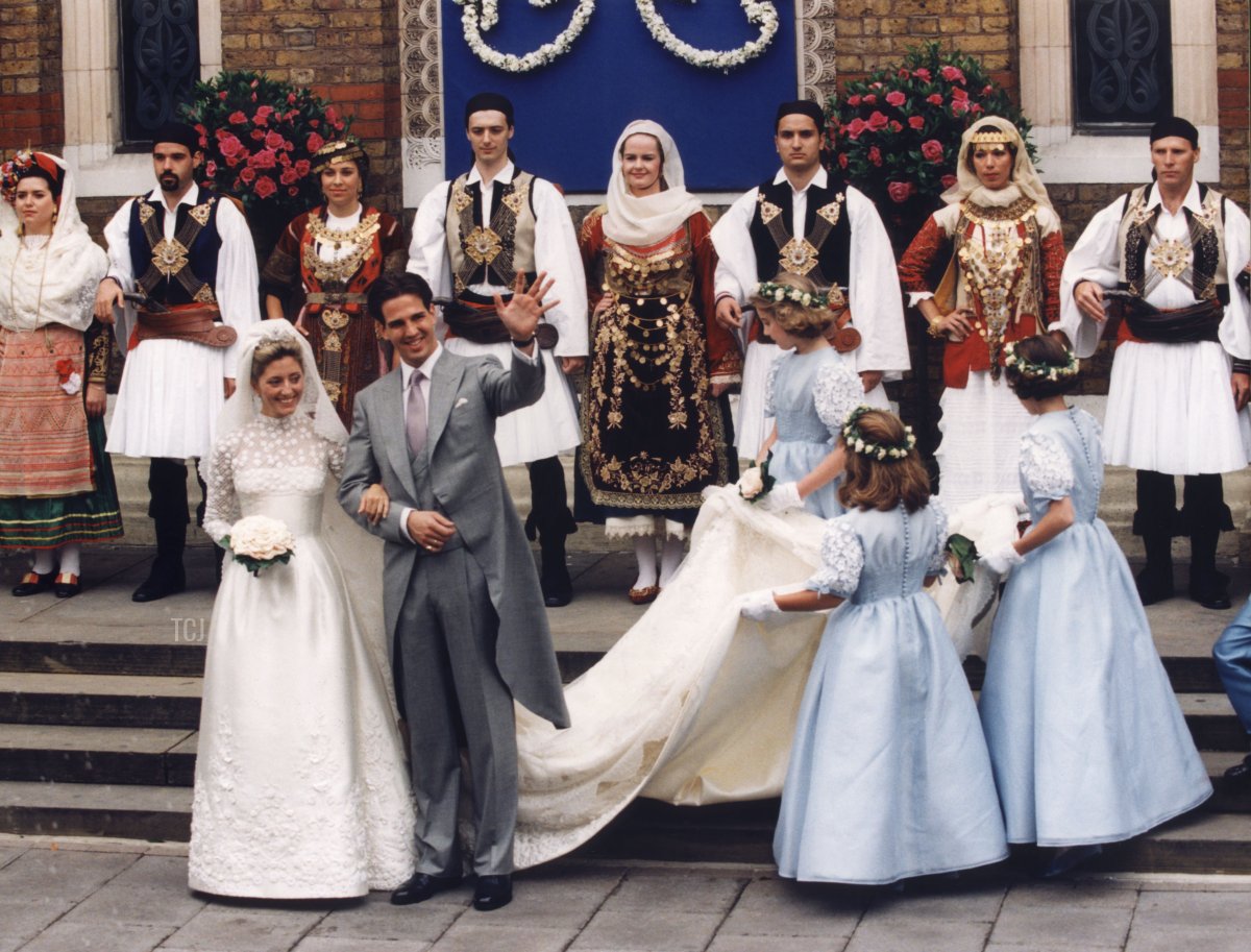 Il Principe ereditario Pavlos di Grecia e la sua sposa Marie-Chantal Miller, figlia dell'imprenditore Robert W. Miller, salutano dopo la cerimonia di nozze presso la Cattedrale ortodossa greca di Santa Sofia a Londra il 01 luglio 1995