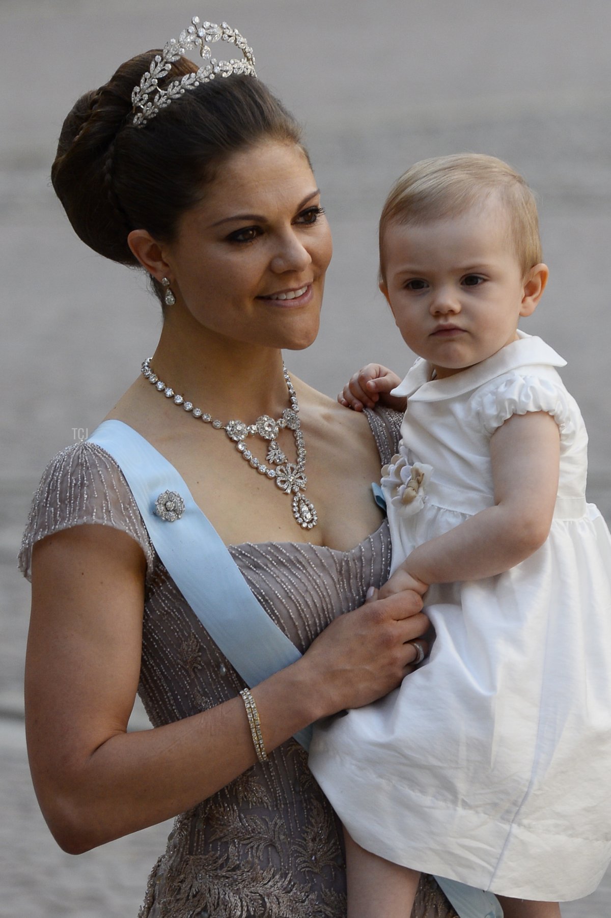 La Principessa ereditaria Vittoria di Svezia arriva con la Principessa Estelle l'8 giugno 2013 alla Cappella Reale per la cerimonia di matrimonio della Principessa Madeleine di Svezia e Christopher O'Neill al Palazzo Reale di Stoccolma, 8 giugno 2013