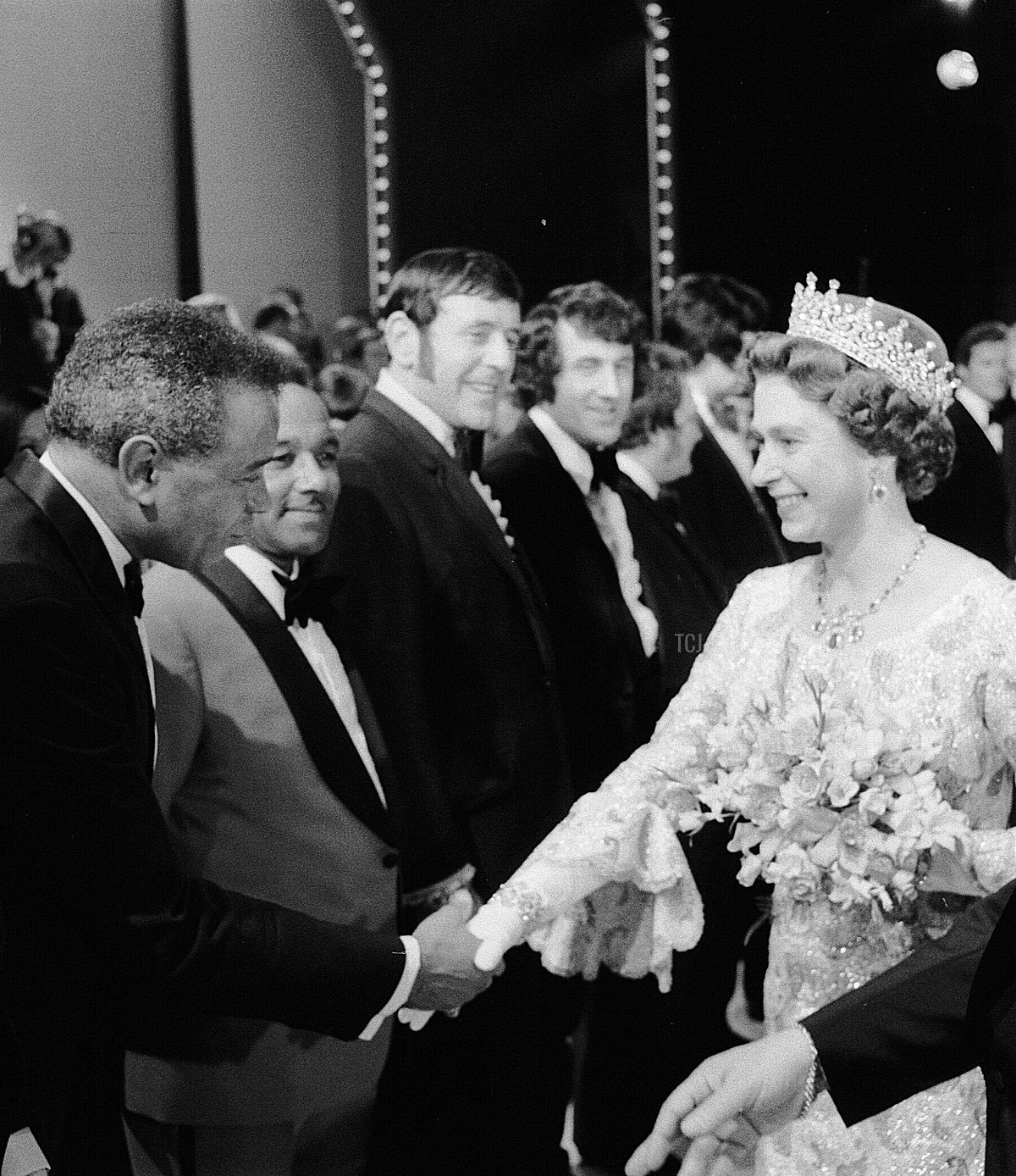 Sua Maestà la Regina Elisabetta II, accompagnata dal magnate dei media Lew Grade (a destra), stringe la mano a star al Royal Gala Variety Performance al London Palladium a favore del British Olympics Appeal Fund. 22 maggio 1972