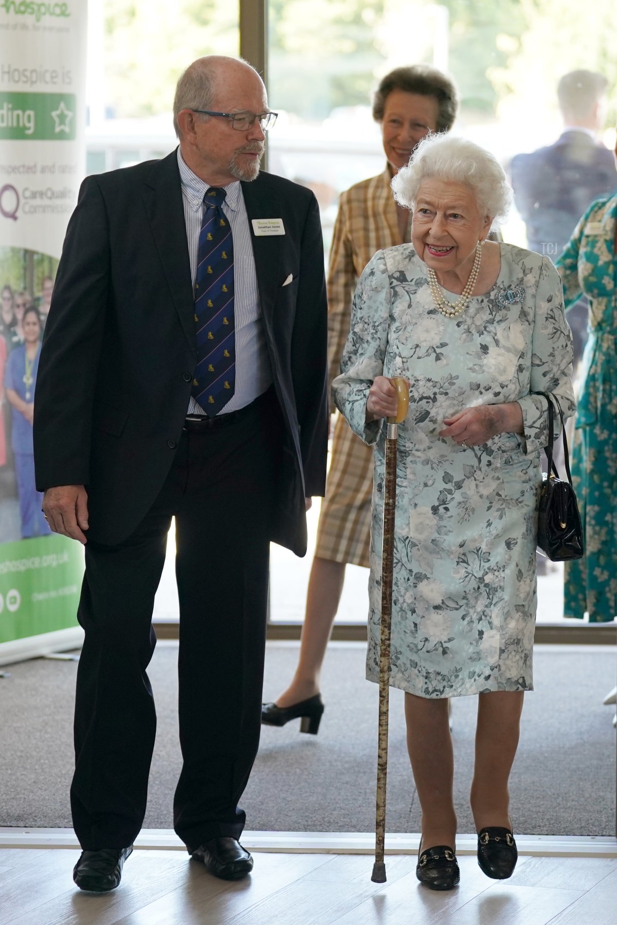 La Regina Elisabetta II conversando con il Presidente del Consiglio, Jonathan Jones, durante un evento