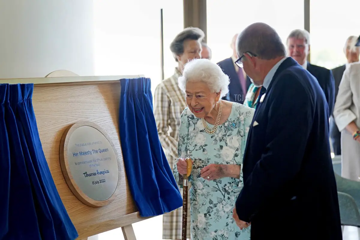 Un momento della cerimonia in cui la Regina scopre una targa commemorativa