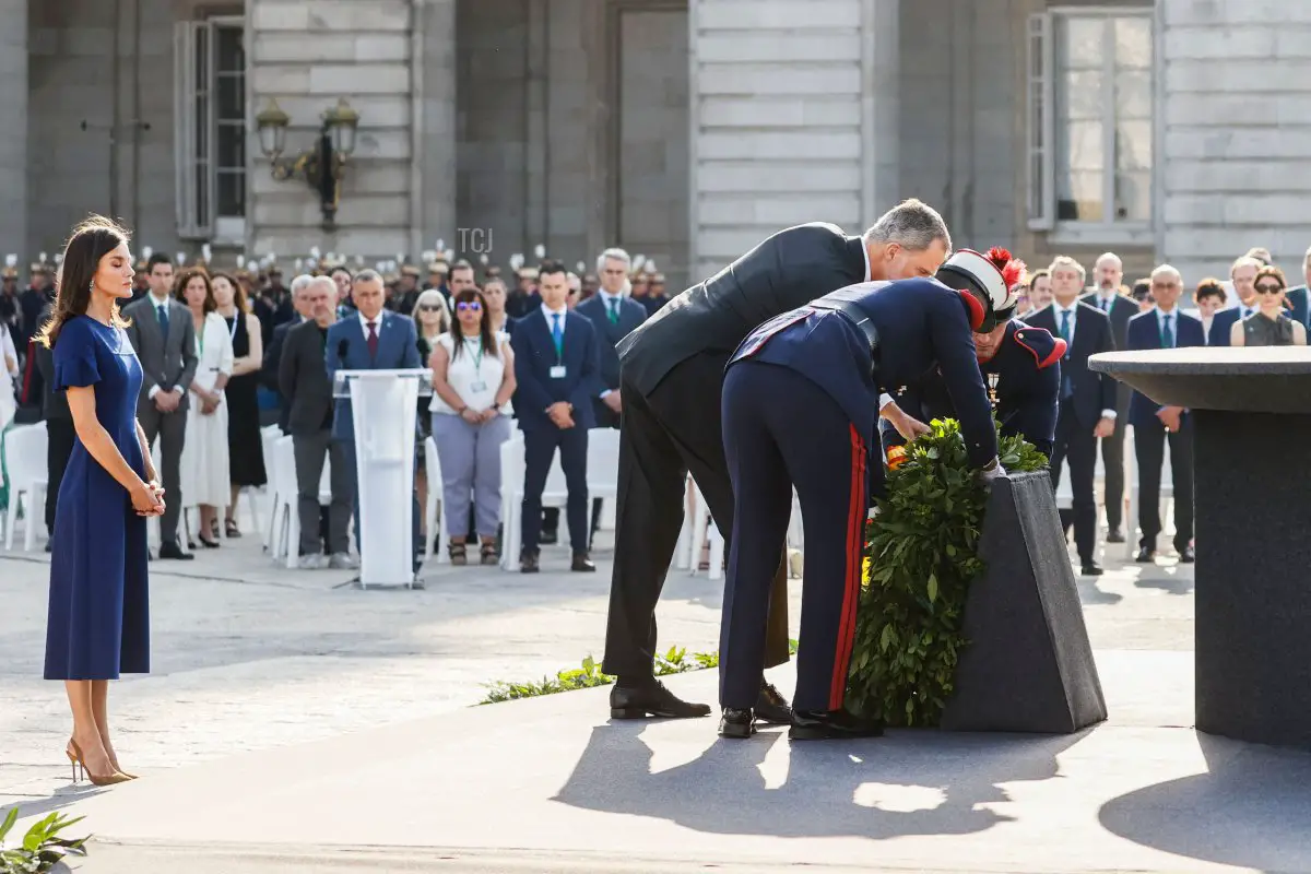 Re Felipe VI di Spagna (D) e sua moglie la regina Letizia partecipano a una cerimonia di stato per onorare le vittime della crisi da coronavirus e i pubblici funzionari che hanno combattuto in prima linea contro la pandemia in Spagna, al Palazzo Reale di Madrid il 15 luglio 2022