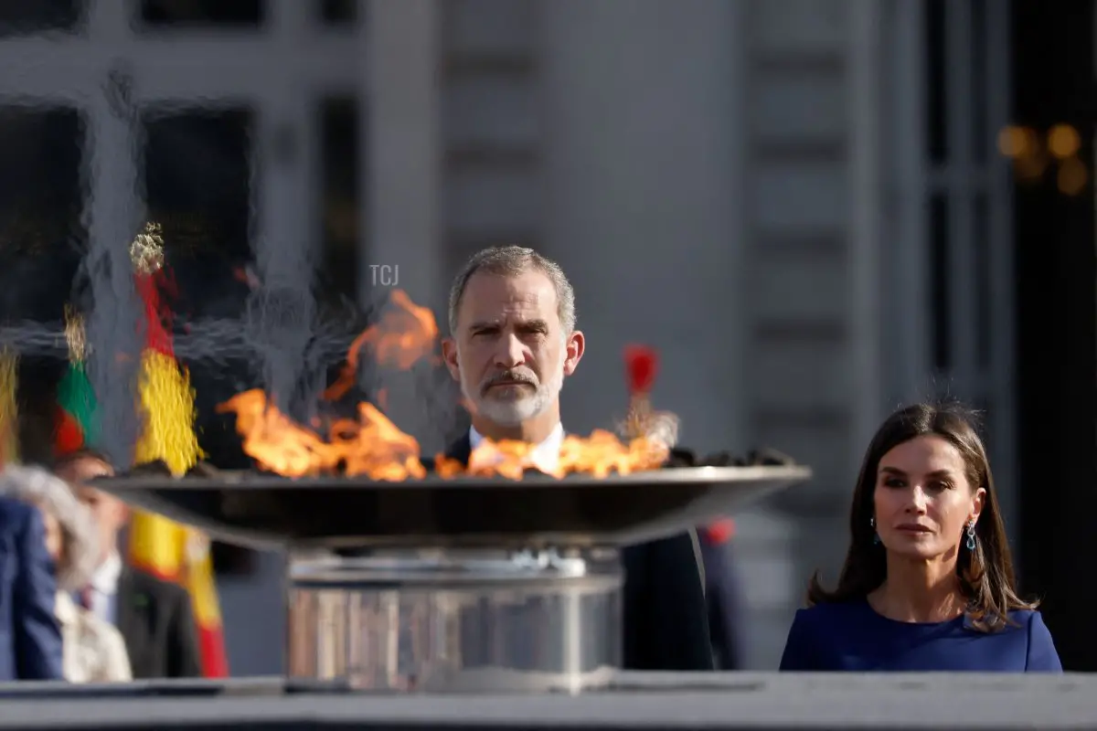 Re Felipe VI di Spagna (S) e sua moglie la regina Letizia partecipano a una cerimonia di stato per onorare le vittime della crisi da coronavirus e i pubblici funzionari che hanno combattuto in prima linea contro la pandemia in Spagna, al Palazzo Reale di Madrid il 15 luglio 2022