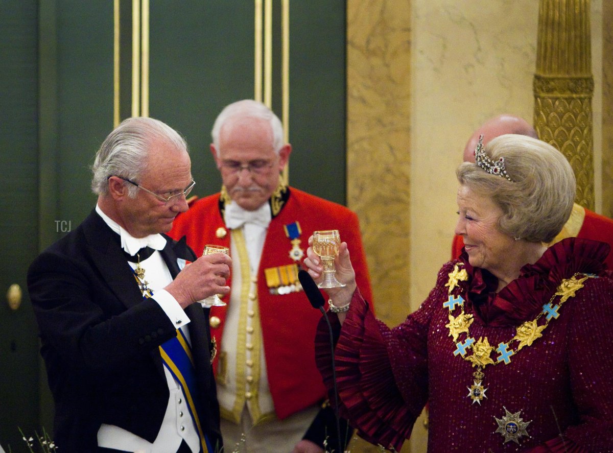 La regina Beatrix dei Paesi Bassi (R) propone un brindisi insieme al re Carl XVI Gustav di Svezia durante un banchetto di Stato al Palazzo Noordeinde all'Aia il 21 aprile 2009