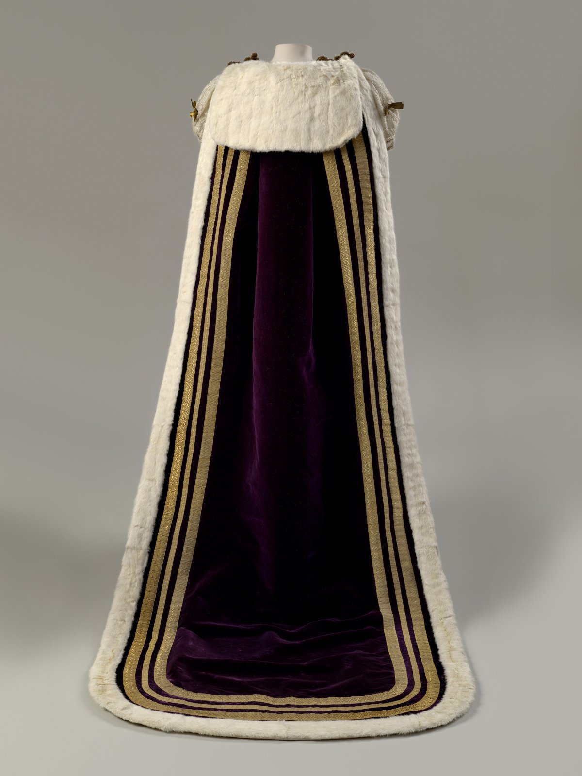 Il vestito, il mantello e la corona indossati dalla Principessa Elizabeth alla cerimonia di incoronazione dei suoi genitori nel maggio 1937