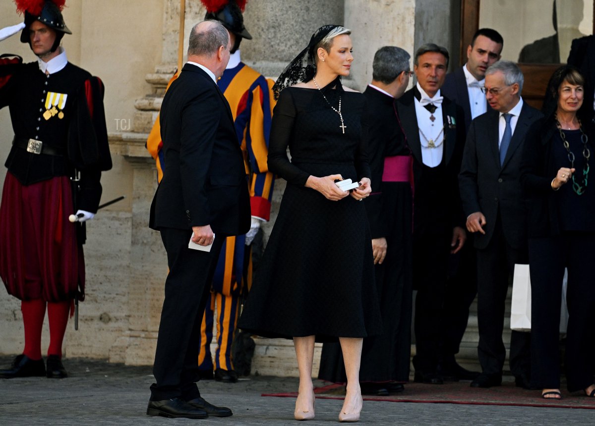 Il Principe Alberto II di Monaco e sua moglie, la Principessa Charlene, lasciano l'udienza con Papa Francesco, in Vaticano, Città del Vaticano il 20 luglio 2022