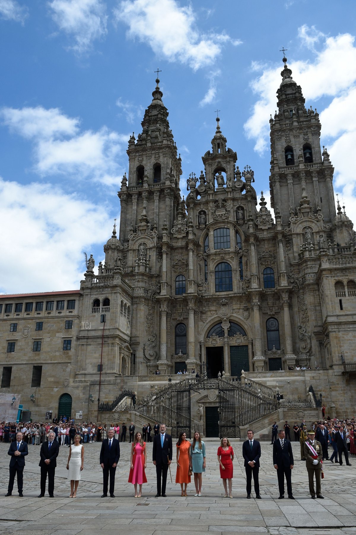 L'ereditiera reale delle Asturie Leonor, il re di Spagna Felipe VI, la regina di Spagna Letizia e la principessa Sofia di Spagna posano per una foto di gruppo nella piazza Obradoiro dopo aver partecipato alla 'Offerta Nazionale all'Apostolo Santiago' presso la Cattedrale di Santiago de Compostela, il 25 luglio 2022