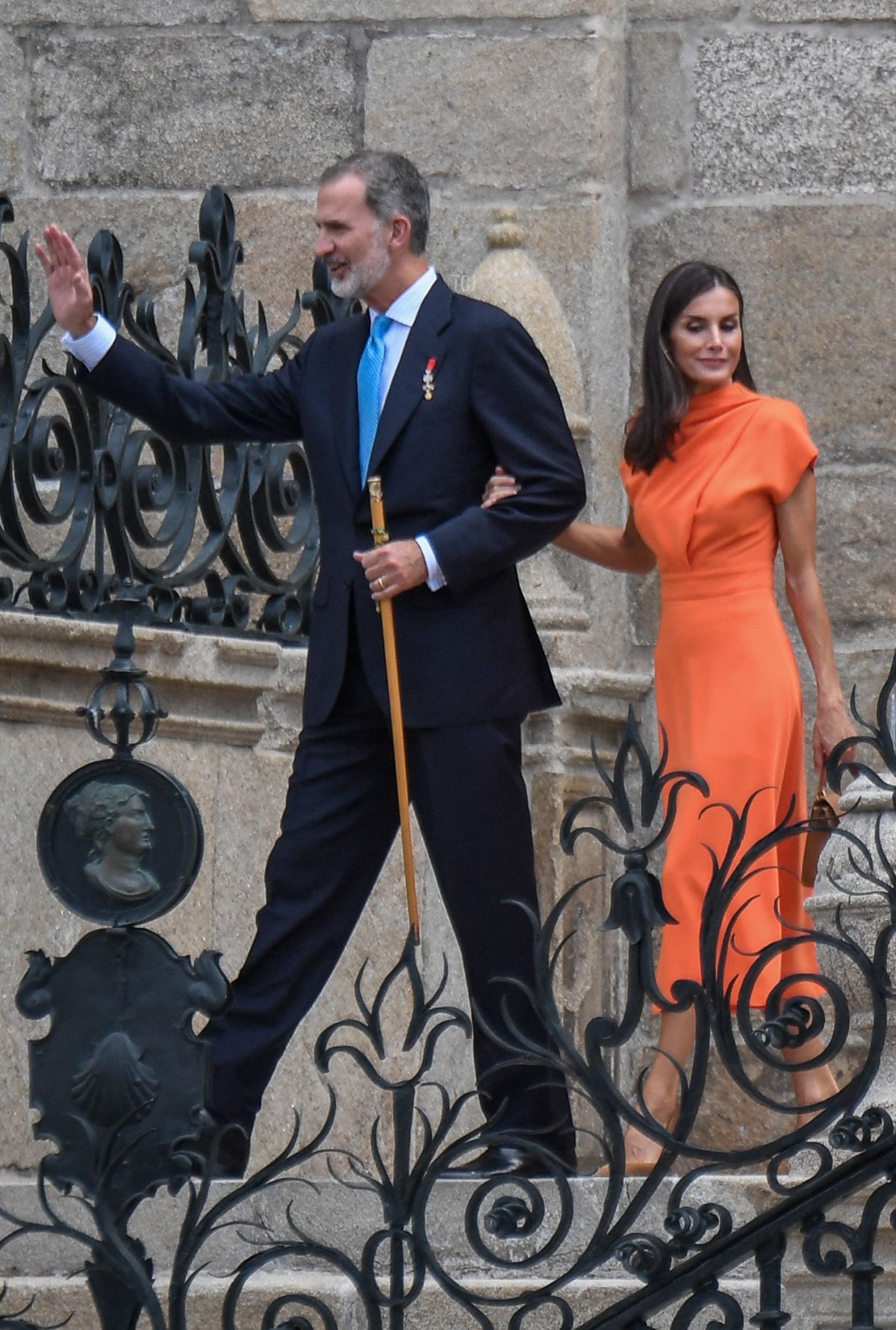 Il re di Spagna Felipe VI e la regina di Spagna Letizia arrivano in piazza Obradoiro dopo aver partecipato all' 'Offerta Nazionale all'Apostolo Santiago' presso la Cattedrale di Santiago de Compostela, il 25 luglio 2022