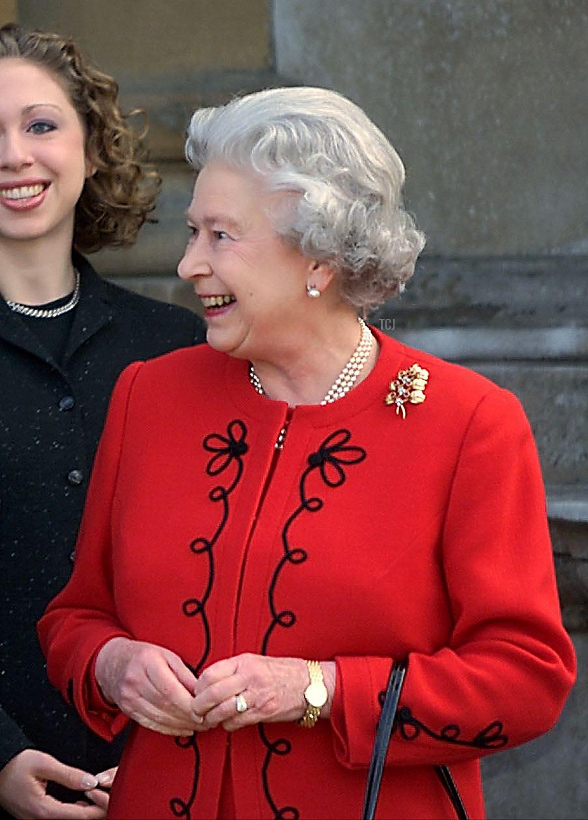 Il presidente degli Stati Uniti Bill Clinton (2° L) parla con Elisabetta II (R) insieme alla First Lady Hillary Rodham Clinton (L) e alla figlia Chelsea (2° R) all'Entrata dei Giardini di Buckingham Palace il 14 dicembre 2000 a Londra, Inghilterra