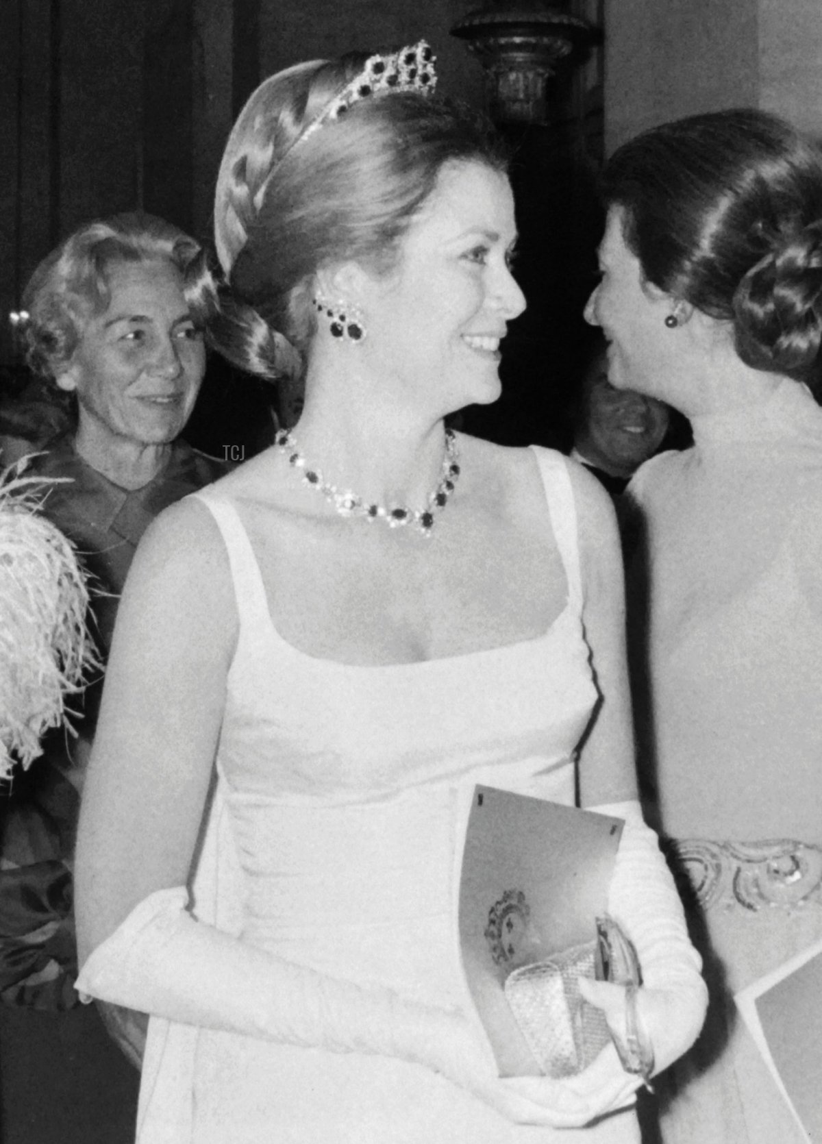 Il segretario di stato francese Jean de Lipokowski, la baronessa Philippine de Rothschild, la principessa Grace di Monaco e il deputato francese Michel Debré partecipano a un evento di gala per la ristrutturazione del Palazzo di Versailles, il 28 novembre 1973 a Versailles