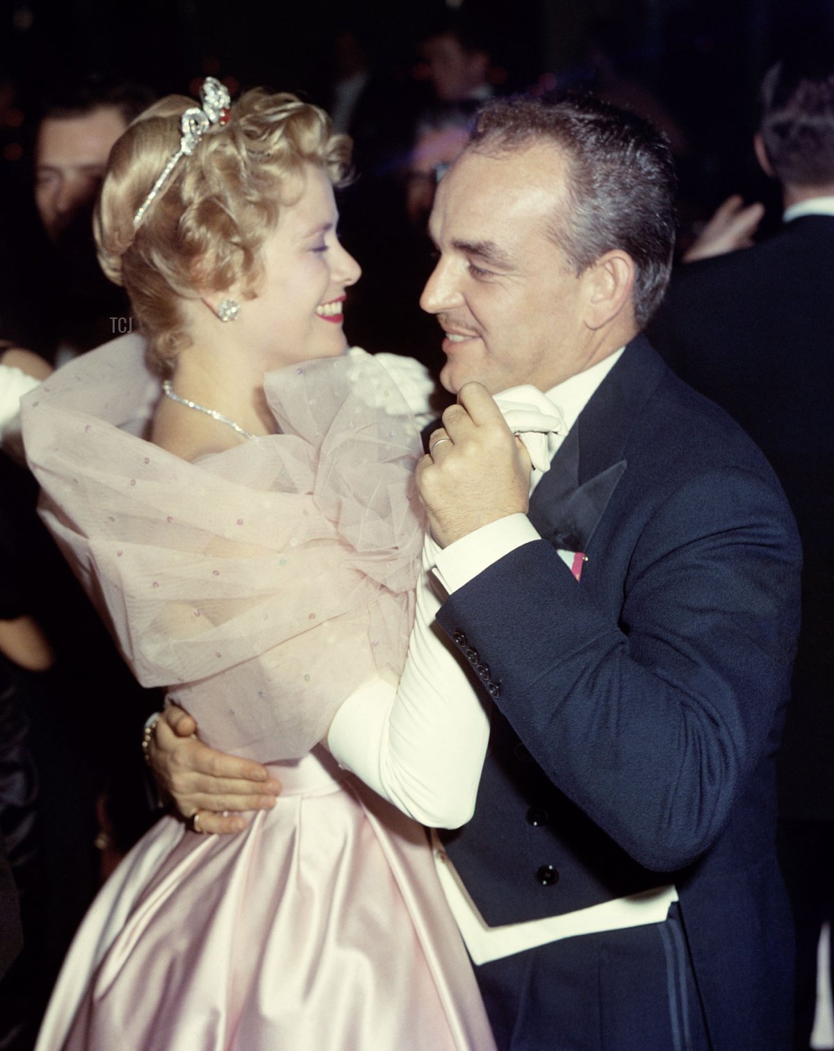 GRACE KELLY danza con il marito principe Ranieri a un ballo a Monaco