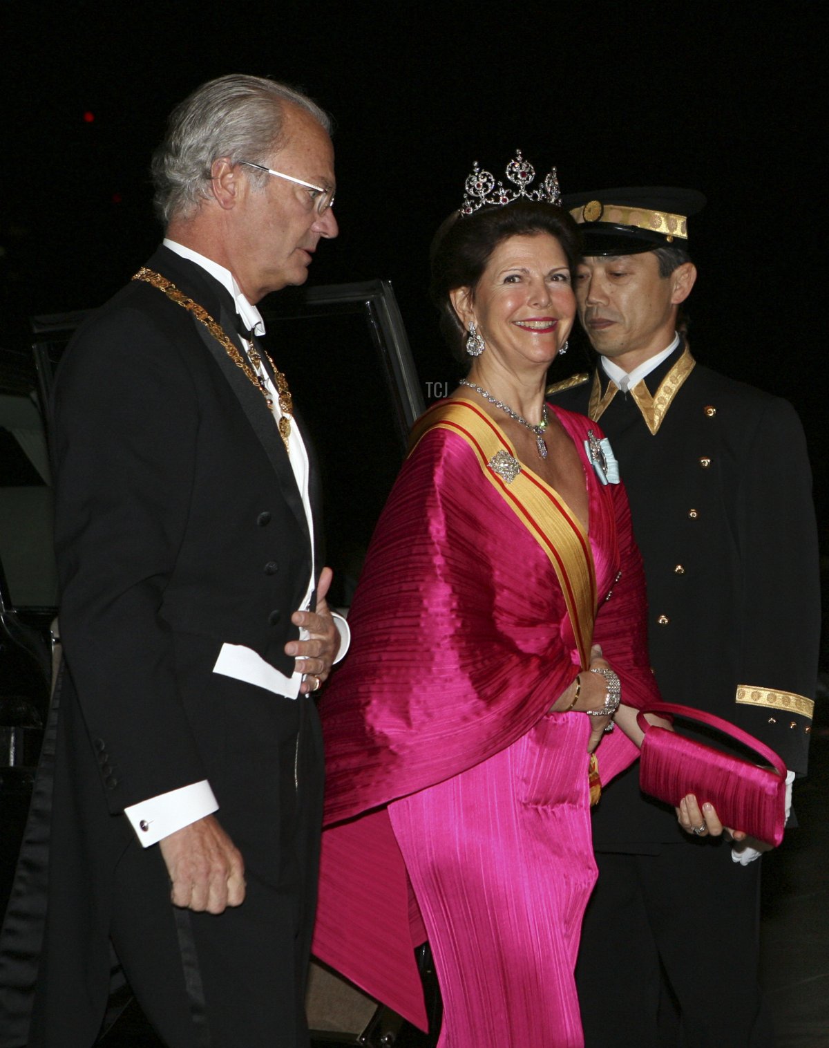 Re Carl XVI Gustaf (L) e Regina Silvia di Svezia arrivano per la cena al Palazzo Imperiale il 26 marzo 2007 a Tokyo, Giappone