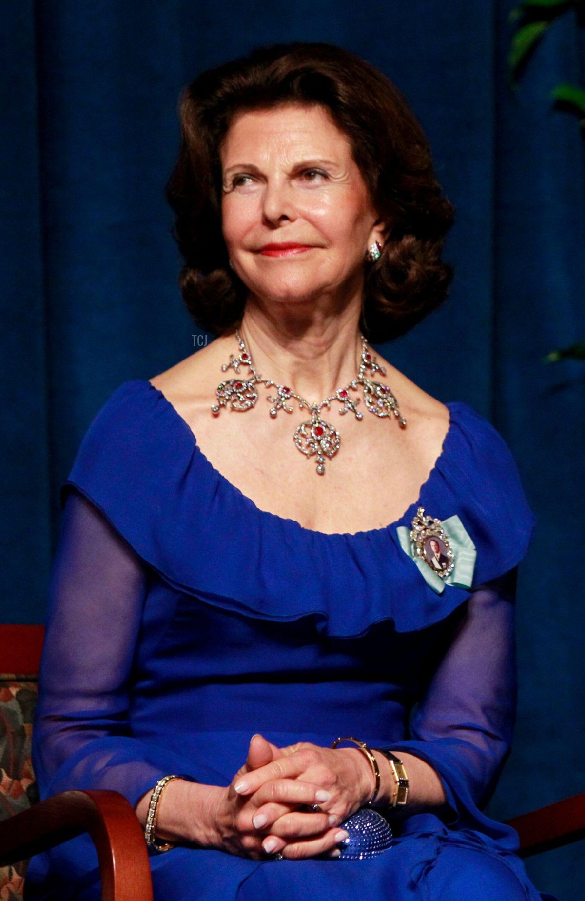 Il Re di Svezia Carl XVI Gustaf (R) e la Regina Silvia ascoltano osservazioni durante una cena di gala per il giubileo del 375° anniversario della fondazione della Colonia Nuova Svezia a Wilmington, Delaware, 11 maggio 2013