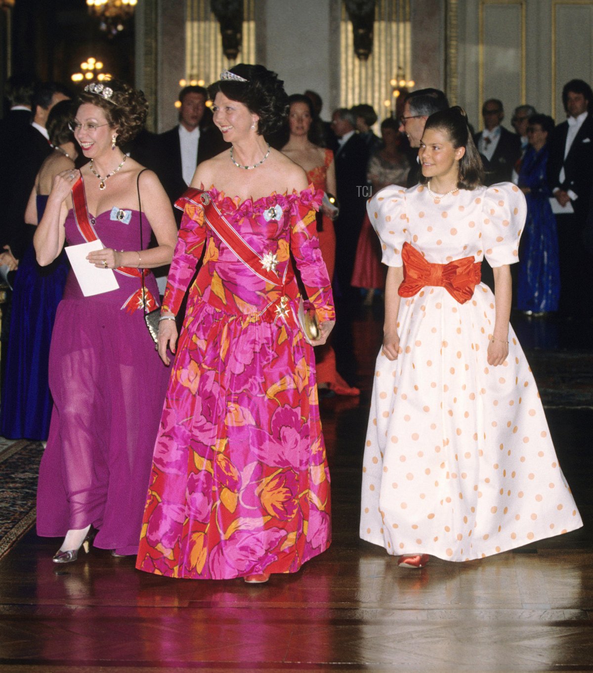 PRINCIPESSA VITTORIA alla sua prima cena di gala ufficiale a Castello nel 1992 durante una visita di Stato della coppia reale norvegese, nella foto con le zie Principesse Cristina e Desirée