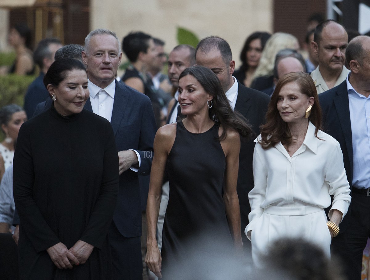 L'attrice francese Isabelle Huppert (D), la Regina di Spagna Letizia (C) e l'artista serba Marina Abramovic (S) arrivano alla cerimonia di chiusura della 12a edizione dell'Atlantida Mallorca Film Festival a Palma di Maiorca il 31 luglio 2022