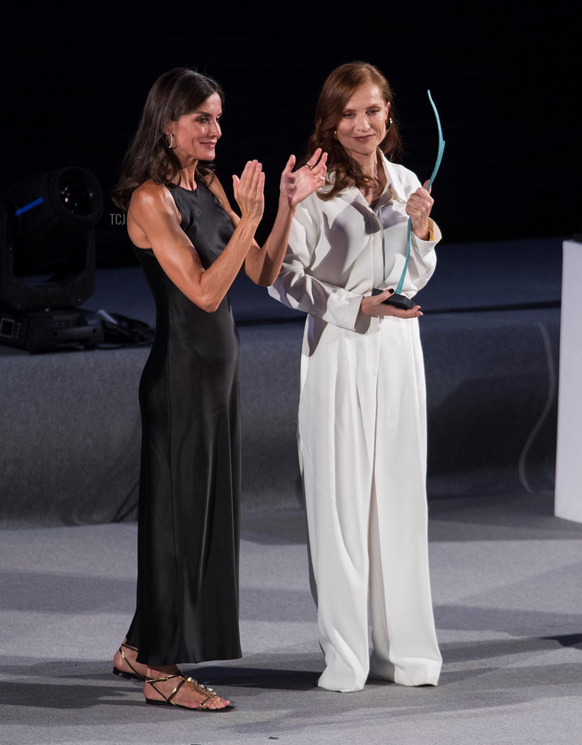 L'attrice francese Isabelle Huppert (D) riceve il premio Masters of Cinema dalla Regina di Spagna Letizia durante la cerimonia di chiusura della 12a edizione dell'Atlantida Mallorca Film Festival a Palma di Maiorca il 31 luglio 2022