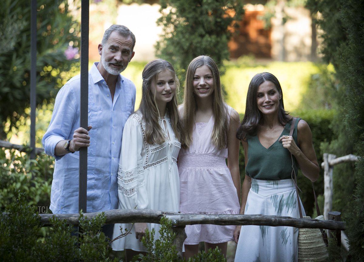 Re Felipe VI di Spagna, la Principessa delle Asturie Leonor, la Principessa Sofia e la Regina Letizia di Spagna posano durante la visita della Cartoixa di Valldemossa sull'isola di Maiorca durante le vacanze estive nei Baleari il 1 agosto 2022