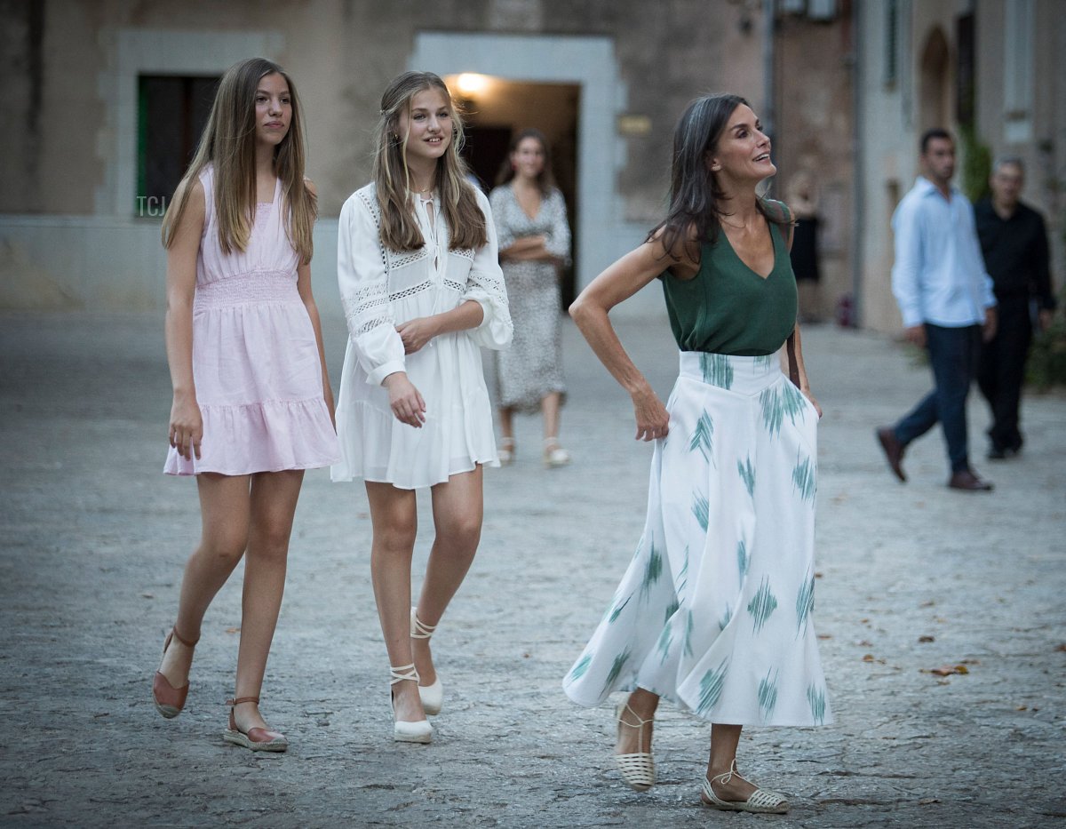 La Principessa Sofia di Spagna, la Principessa delle Asturie Leonor e la Regina Letizia di Spagna osservano durante la visita alla Cartoixa di Valldemossa sull'isola di Maiorca durante le vacanze estive nei Baleari il 1 agosto 2022