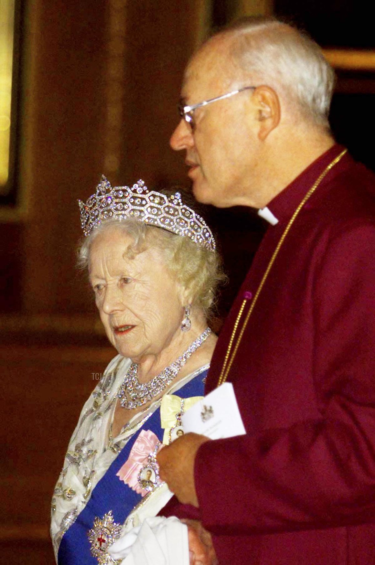 La Regina Madre cammina con l'Arcivescovo di Canterbury George Carey mentre entrano nella Waterloo Chamber prima della Cena di Stato tenutasi al Castello di Windsor per il Presidente tedesco Roman Herzog la sera del 01 Dicembre 1998