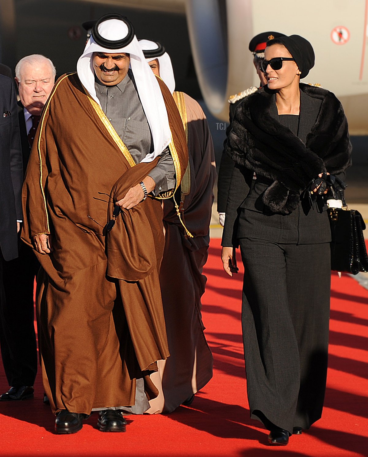 L'emiro del Qatar, Sheikh Hamad bin Khalifa al Thani (a sinistra), e sua moglie Sheikha Mozah (a destra) arrivano all'aeroporto di Heathrow a Londra, il 25 ottobre 2010, per iniziare una visita di stato di tre giorni