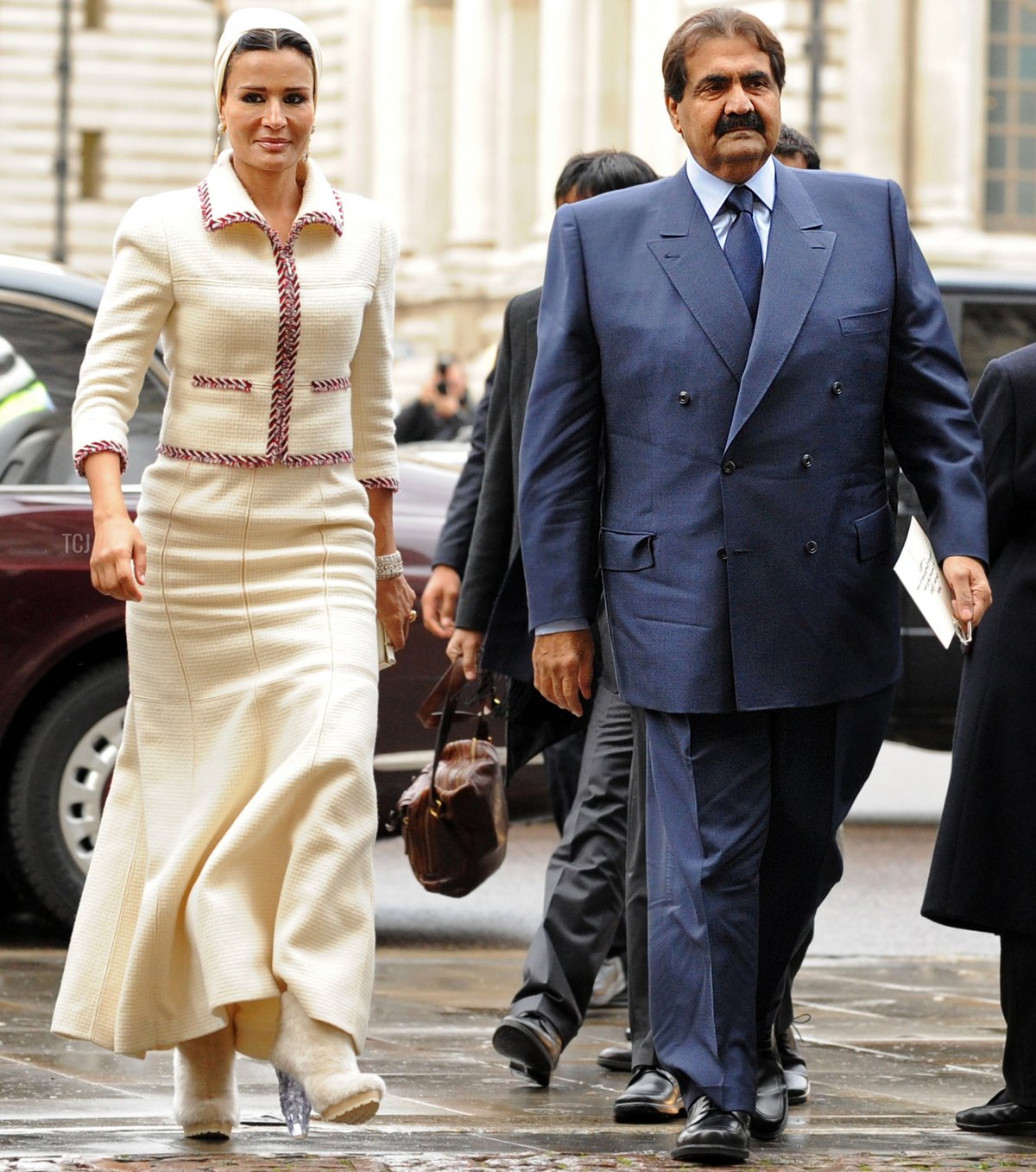 L'emiro del Qatar, Sheikh Hamad bin Khalifa al-Thani (a destra), e sua moglie Sheikha Mozah, arrivano per un tour privato di Westminster Abbey a Londra, il 27 ottobre 2010