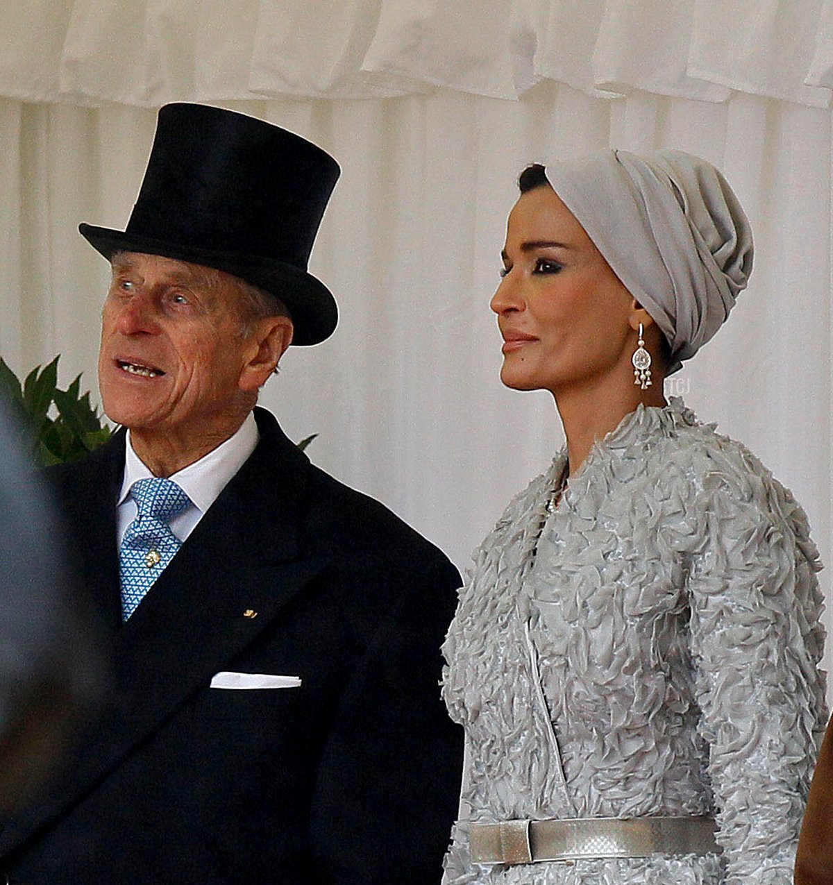 Il Principe Filippo, si trova con Sheikha Mozah, moglie dell'emiro del Qatar, Sheikh Hamad bin Khalifa al-Thani, durante un Benvenuto Cerimoniale in loro onore, al Castello di Windsor, a ovest di Londra, il 26 ottobre 2010