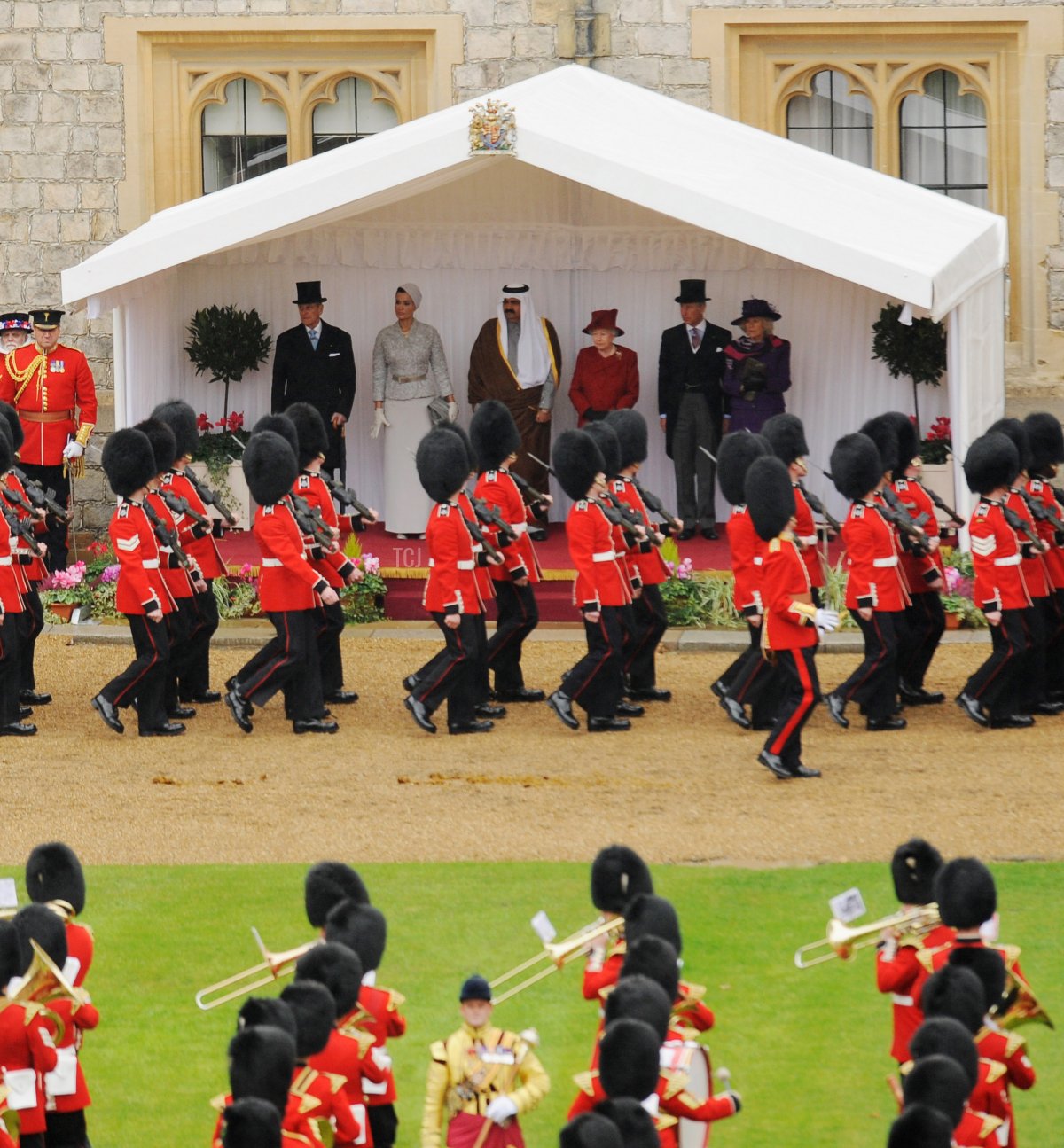 Il Principe Filippo, Duca di Edimburgo, Sheikha Mozah bint Nasser Al-Missned, l'emiro dello Stato del Qatar, Sheikh Hamad bin Khalifa Al-Thani, la Regina Elisabetta II, il Principe Carlo, Principe di Galles e Camilla, Duchessa di Cornovaglia, esaminano una Guardia d'Onore durante la loro visita al Castello di Windsor nell'ambito della visita di Stato nel Regno Unito il 26 ottobre 2010, a Windsor, Inghilterra