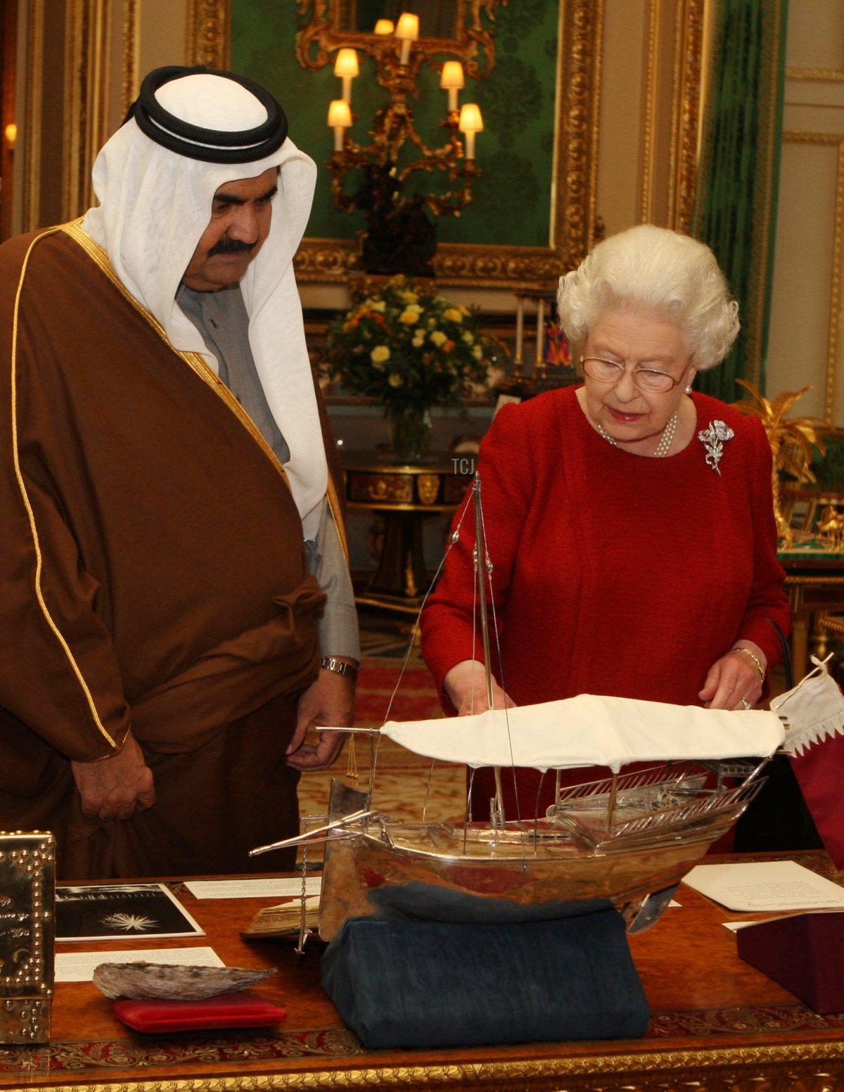 La Regina Elisabetta II mostra all'emiro del Qatar Sheikh Hamad bin Khalifa al-Thani delle esposizioni nella Royal Collection al Castello di Windsor durante la sua visita di stato il 26 ottobre 2010 a Windsor, Regno Unito