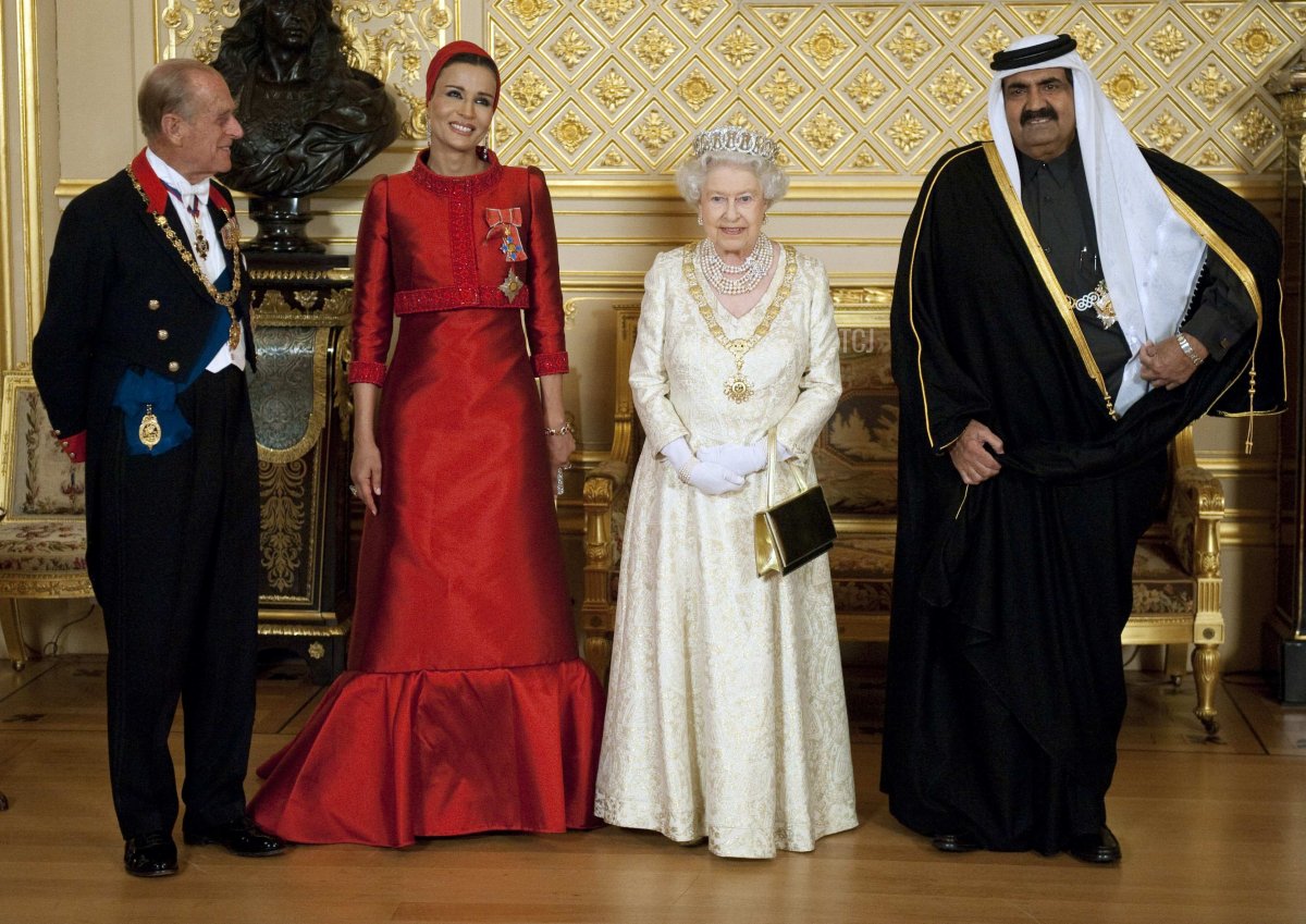 Il Principe Filippo, Duca di Edimburgo (a sinistra) e la Regina Elisabetta II (seconda a destra) posano con l'emiro del Qatar Sheikh Hamad bin Khalifa al Than (a destra) e sua moglie Sheikha Mozah bint Nasser Al Missned (seconda a sinistra) prima di un banchetto tenutosi durante la loro visita di stato al Castello di Windsor il 26 ottobre 2010 a Windsor, Regno Unito