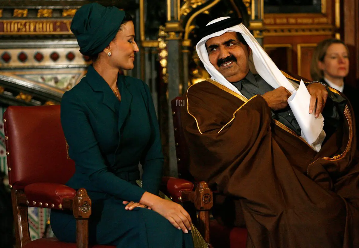 L'emiro del Qatar, Sheikh Hamad bin Khalifa al-Thani, si siede con sua moglie Sheikha Mozah, prima di rivolgersi al All Party Parliamentary British-Qatar Group, durante la sua visita al Palazzo di Westminster nel centro di Londra, il 26 ottobre 2010