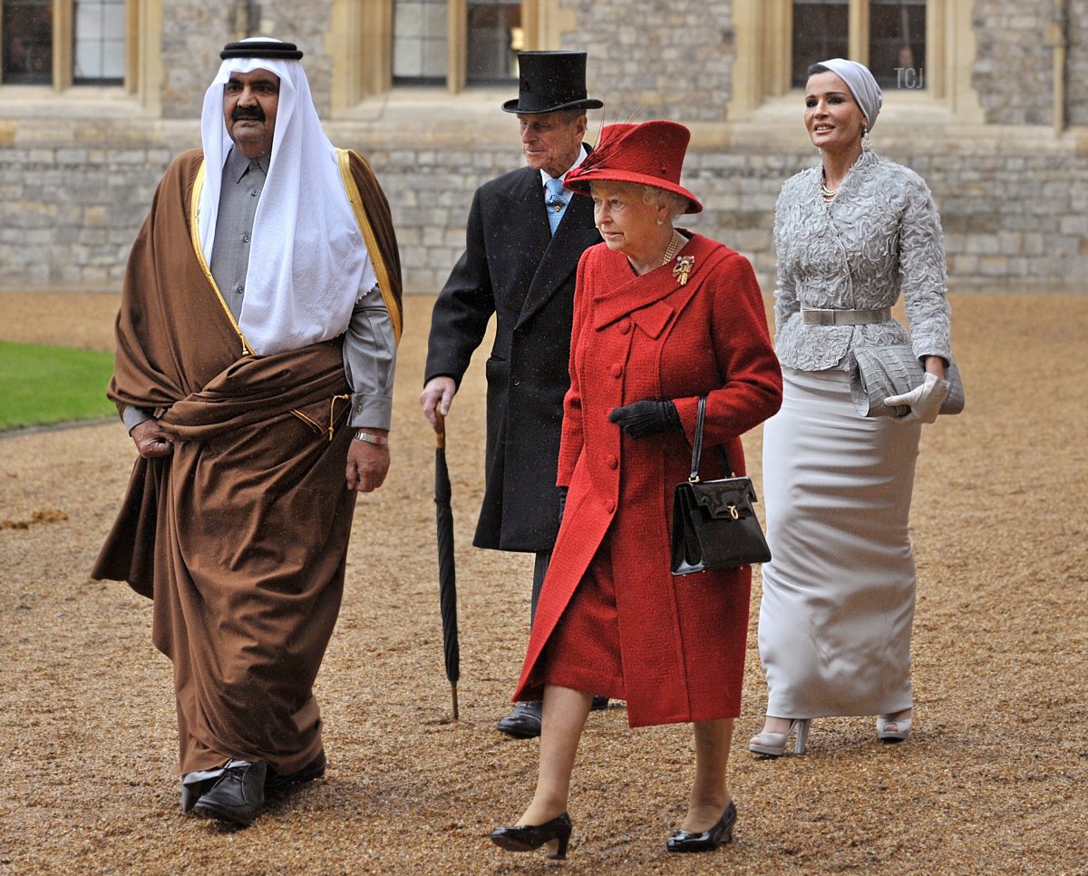 L'emiro del Qatar, Sheikh Hamad bin Khalifa al-Thani (a sinistra) e sua moglie Sheikha Mozah (a destra) passeggiano con la Regina d'Inghilterra, Elisabetta II (seconda a destra), e suo marito il Principe Filippo, al Castello di Windsor, a ovest di Londra, il 26 ottobre 2010, nel primo giorno di una visita di stato di tre giorni in Gran Bretagna