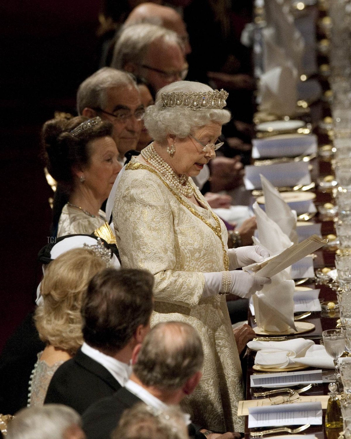 La Regina d'Inghilterra, Elisabetta II, pronuncia un discorso prima di un banchetto tenutosi durante la visita di stato dell'emiro del Qatar Sheikh Hamad bin Khalifa al Thani e sua moglie Sheikha Mozah bint Nasser Al Missned (entrambi non visibili) al Castello di Windsor vicino a Londra il 26 ottobre 2010