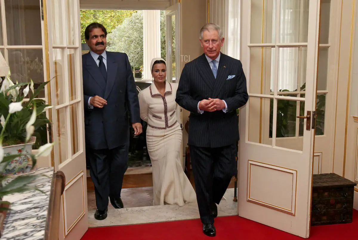 Il Principe Carlo (a destra), dà il benvenuto all'emiro del Qatar, Sheikh Hamad bin Khalifa al-Thani (a sinistra), e sua moglie Sheikha Mozah (al centro), a Clarence House nel centro di Londra il 27 ottobre 2010