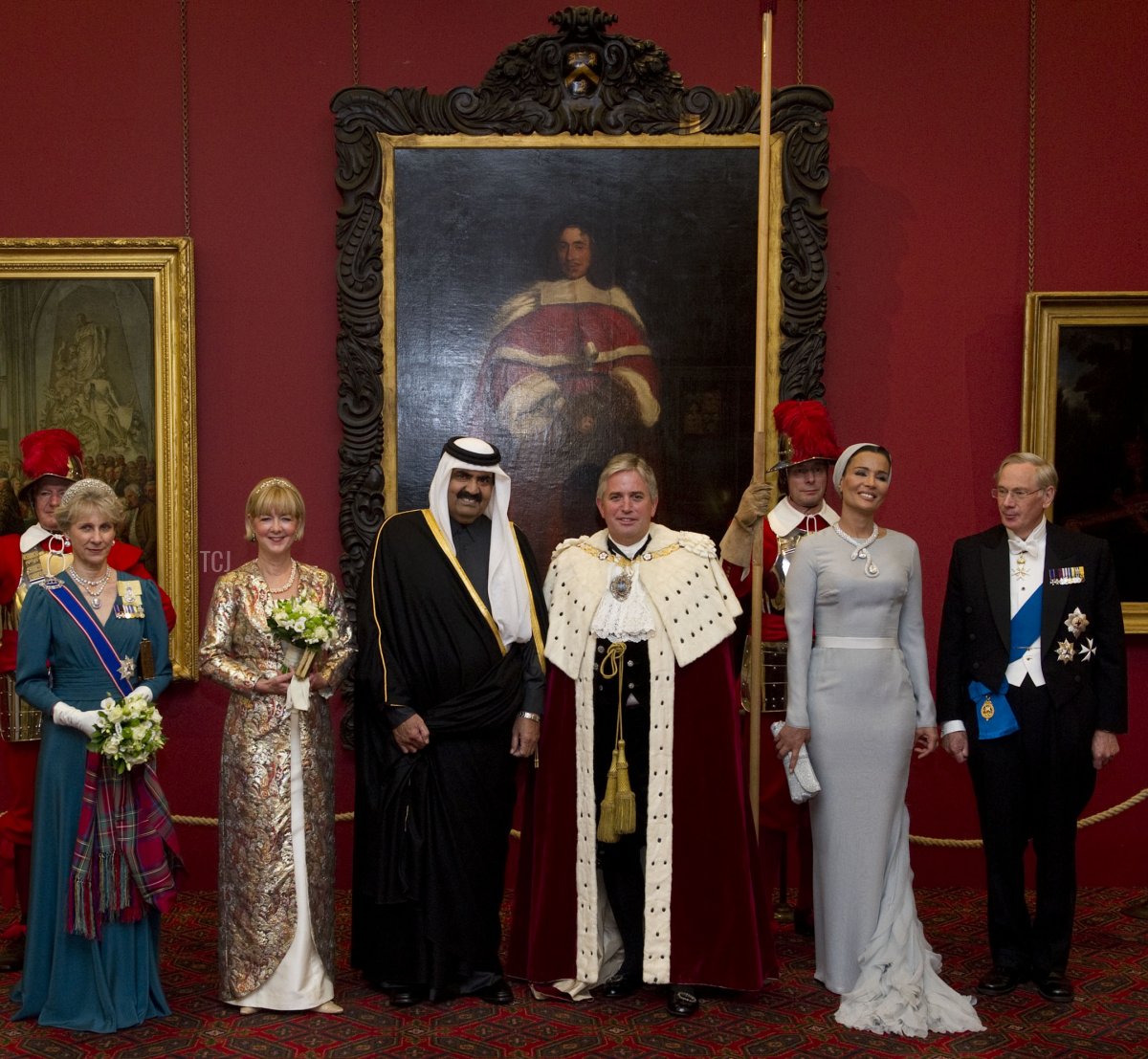 L'emiro del Qatar, Sheikh Hamad bin Khalifa al-Thani (terzo a sinistra) e sua moglie Sheikha Mozah (seconda a destra) posano per fotografie con il Lord Mayor di Londra Nick Anstee (terzo a destra), sua moglie Claire Anstee (seconda a sinistra) e il Duca (a destra) e la Duchessa (a sinistra) di Gloucester al Guildhall nella City di Londra, il 27 ottobre 2010