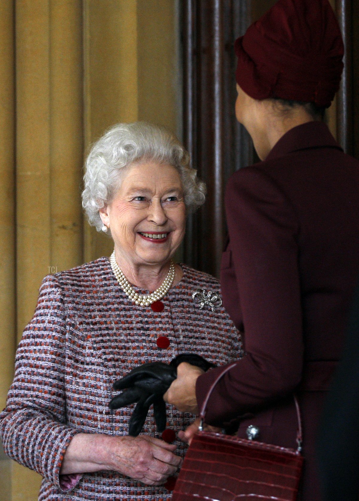 La Regina Elisabetta II saluta Sheikha Mozah bint Nasser al-Missned al Castello di Windsor il 28 ottobre 2010 a Windsor, Inghilterra