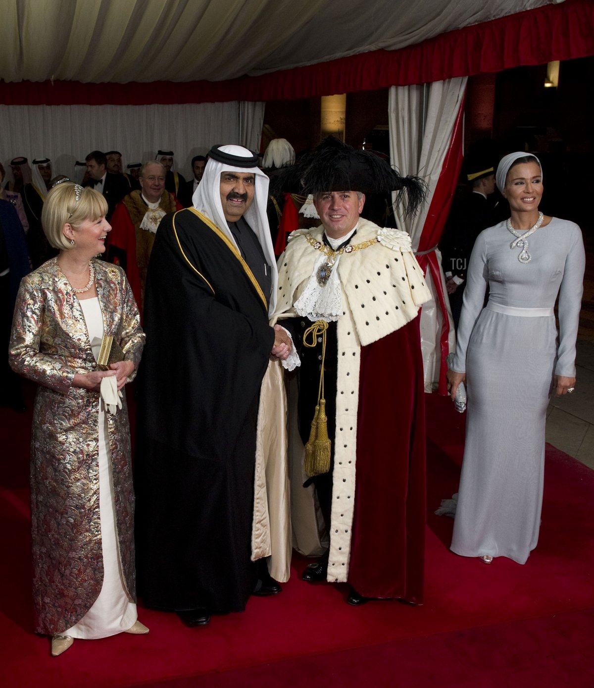 L'emiro del Qatar, Sheikh Hamad bin Khalifa al-Thani (a sinistra) e sua moglie Sheikha Mozah, parlano con studenti durante la loro visita a Clarence House nel centro di Londra il 27 ottobre 2010