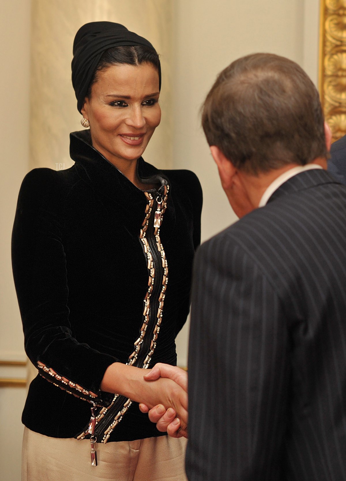 L'emiro del Qatar, Sheikh Hamad bin Khalifa al-Thani e sua moglie Sheikha Mozah vengono presentati ai ministri prima di un incontro a Buckingham Palace il 27 ottobre 2010 a Londra, Inghilterra