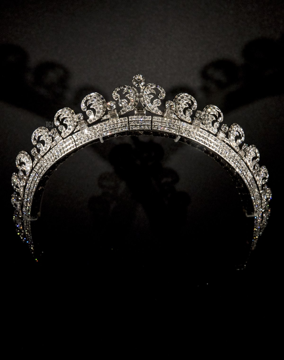 La Tiara Halo prestata dalla Sua Maestà Regina Elizabeth II in mostra alla Cartier: The Exhibition Media Preview alla National Gallery of Australia il 28 marzo 2018 a Canberra, Australia