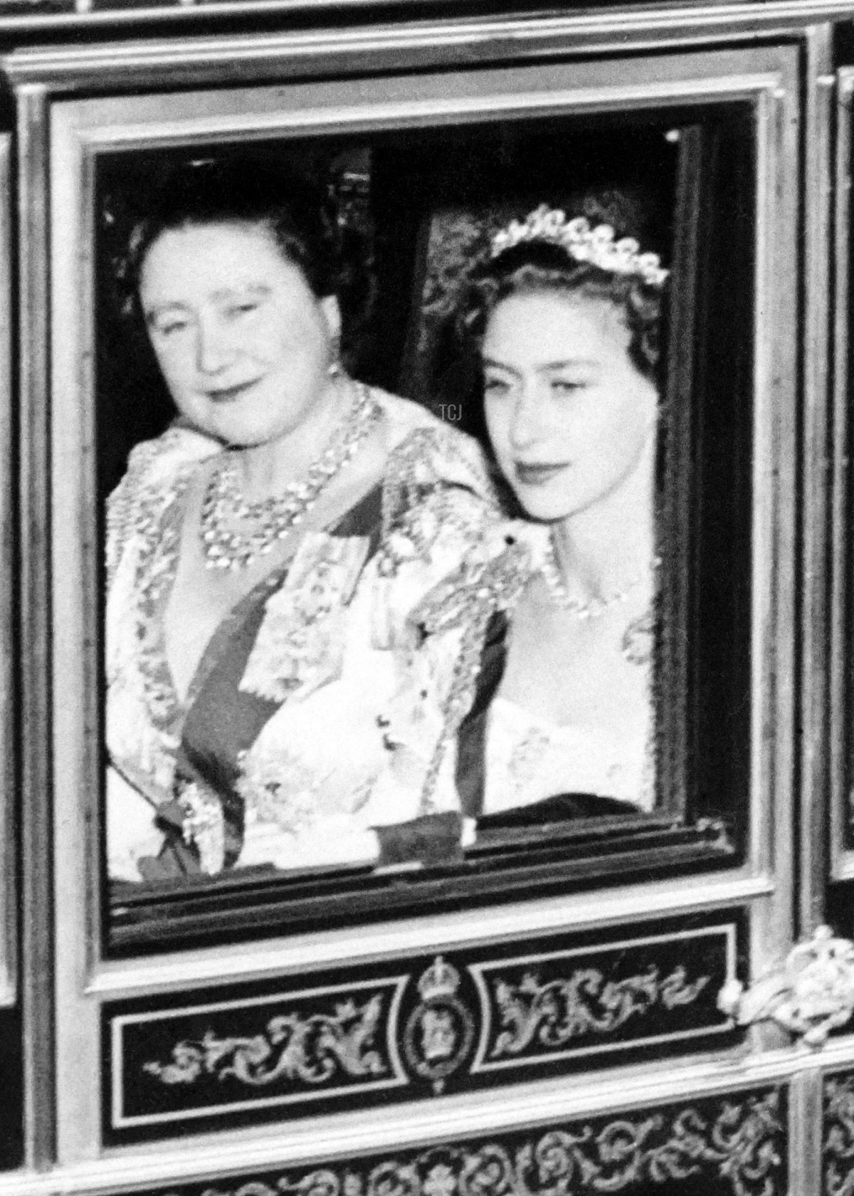 La Principessa Margaret (R) e la Regina Madre Elizabeth (L), il 2 giugno 1953 a Londra sulla carrozza trainata da cavalli per la coronazione della Regina Elizabeth II