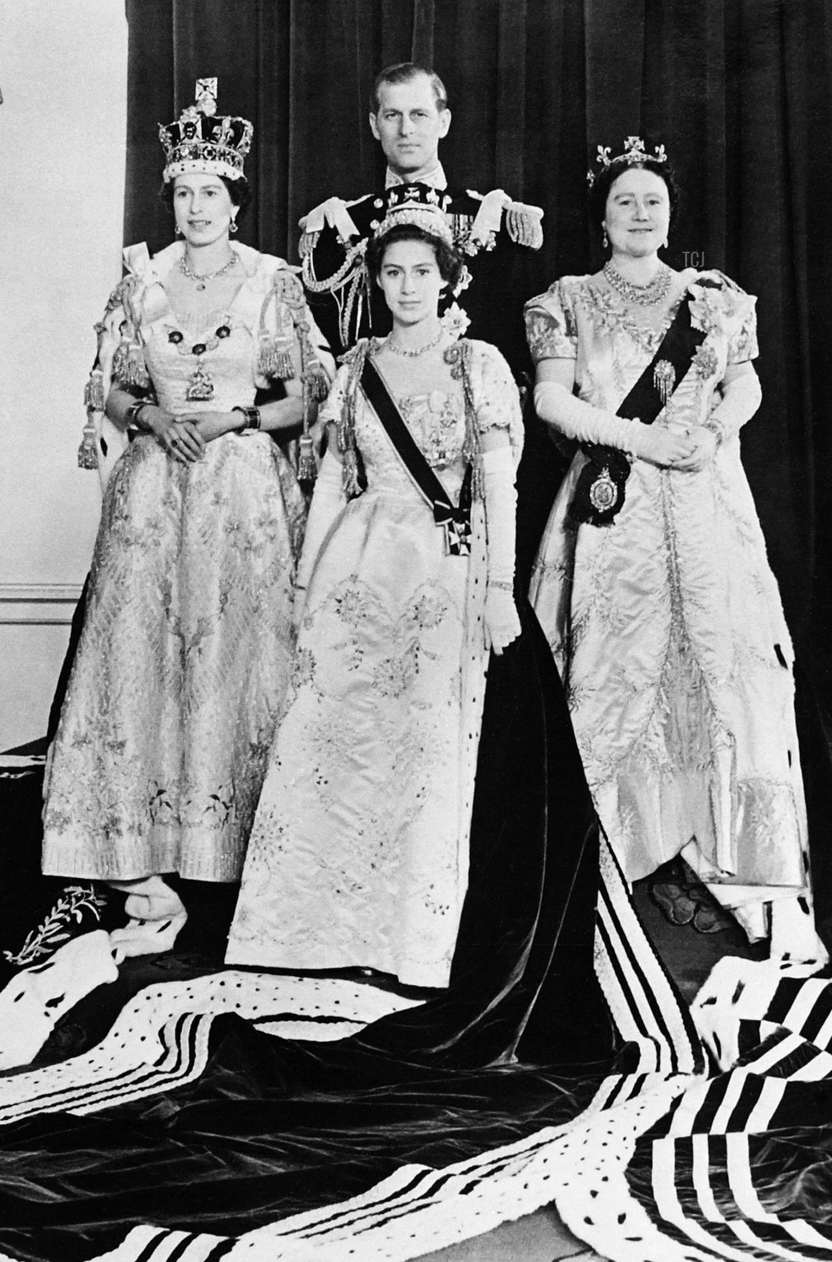 La Regina Elizabeth II (L) posa con il marito il Principe Filippo, Duca di Edimburgo (dietro), la Regina Madre Elizabeth Bowes-Lyon (R) e la sorella Principessa Margaret, nel giugno 1953