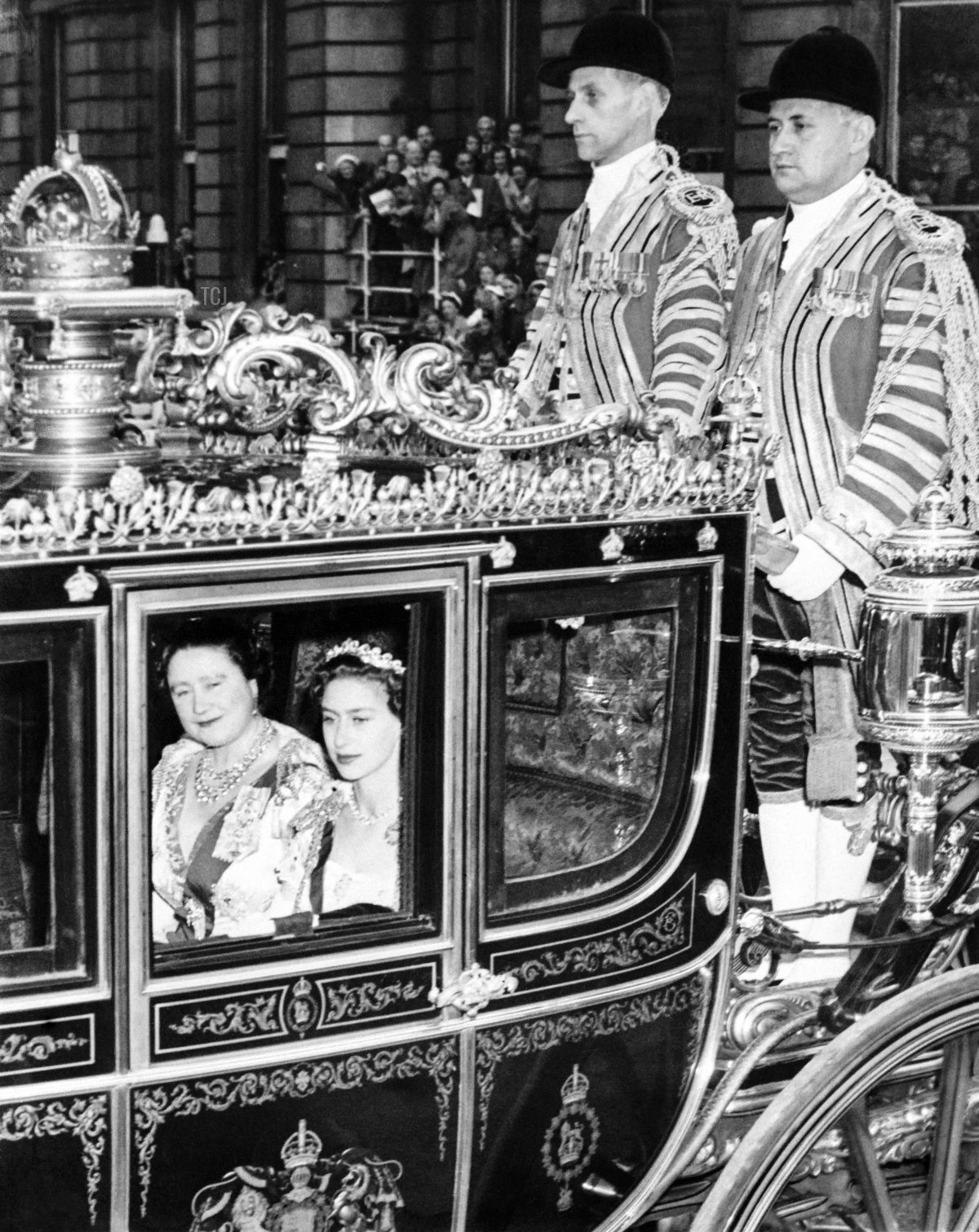 La Principessa Margaret (R) e la Regina Madre Elizabeth (L), il 2 giugno 1953 a Londra sulla carrozza trainata da cavalli per la coronazione della Regina Elizabeth II