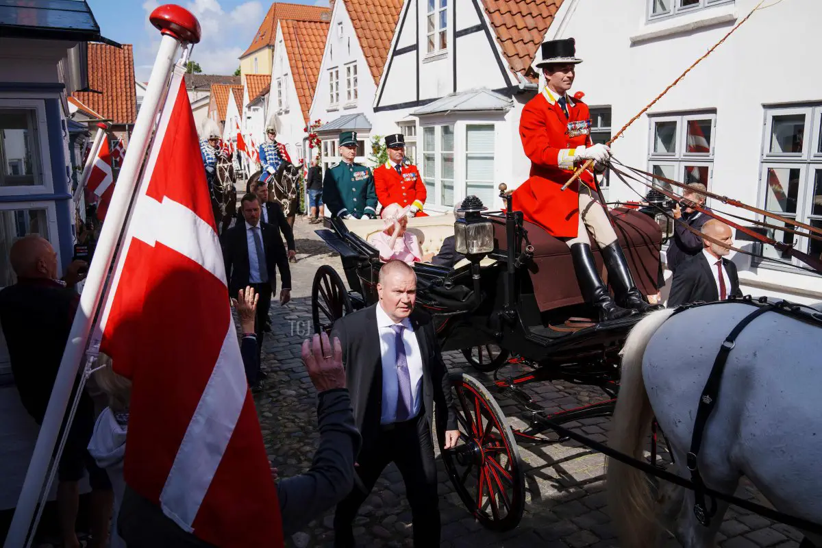 La regina Margrethe di Danimarca (C) visita il comune di Toender il 6 agosto 2022 per celebrare la riunificazione del 1920