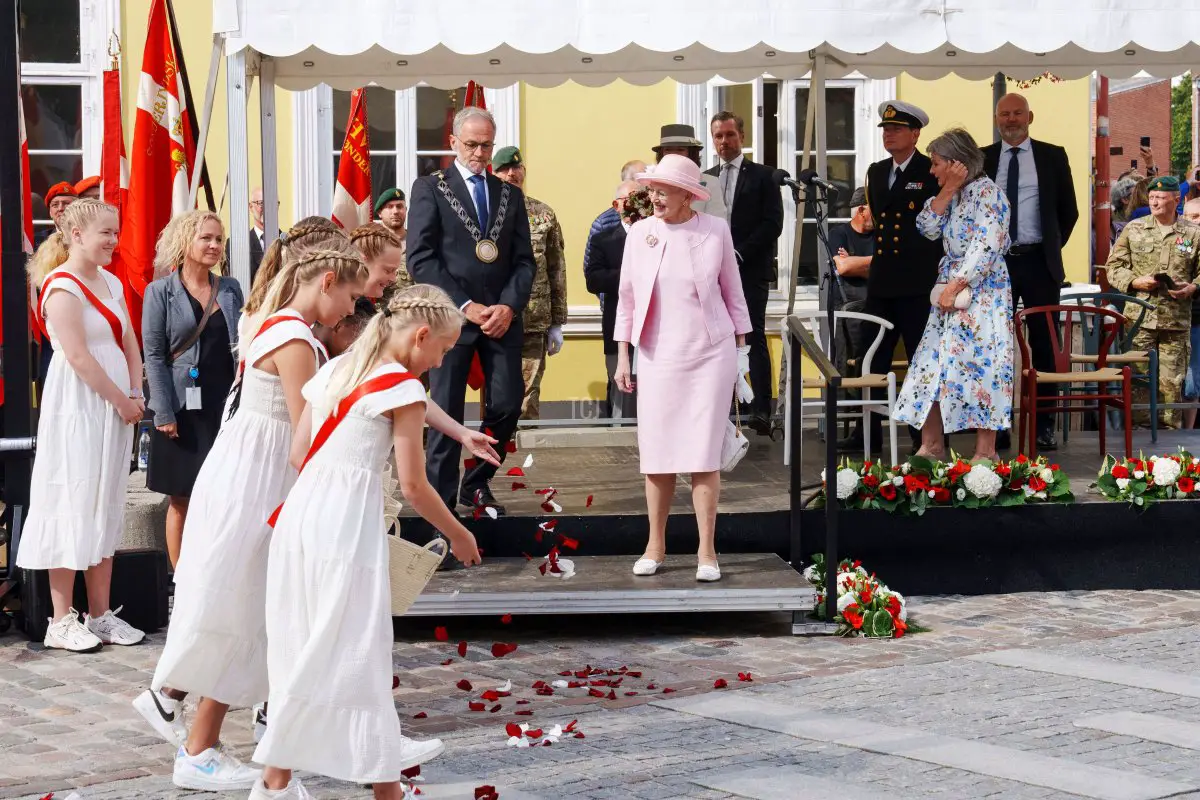 La regina Margrethe di Danimarca (C) visita il comune di Toender il 6 agosto 2022 per celebrare la riunificazione del 1920