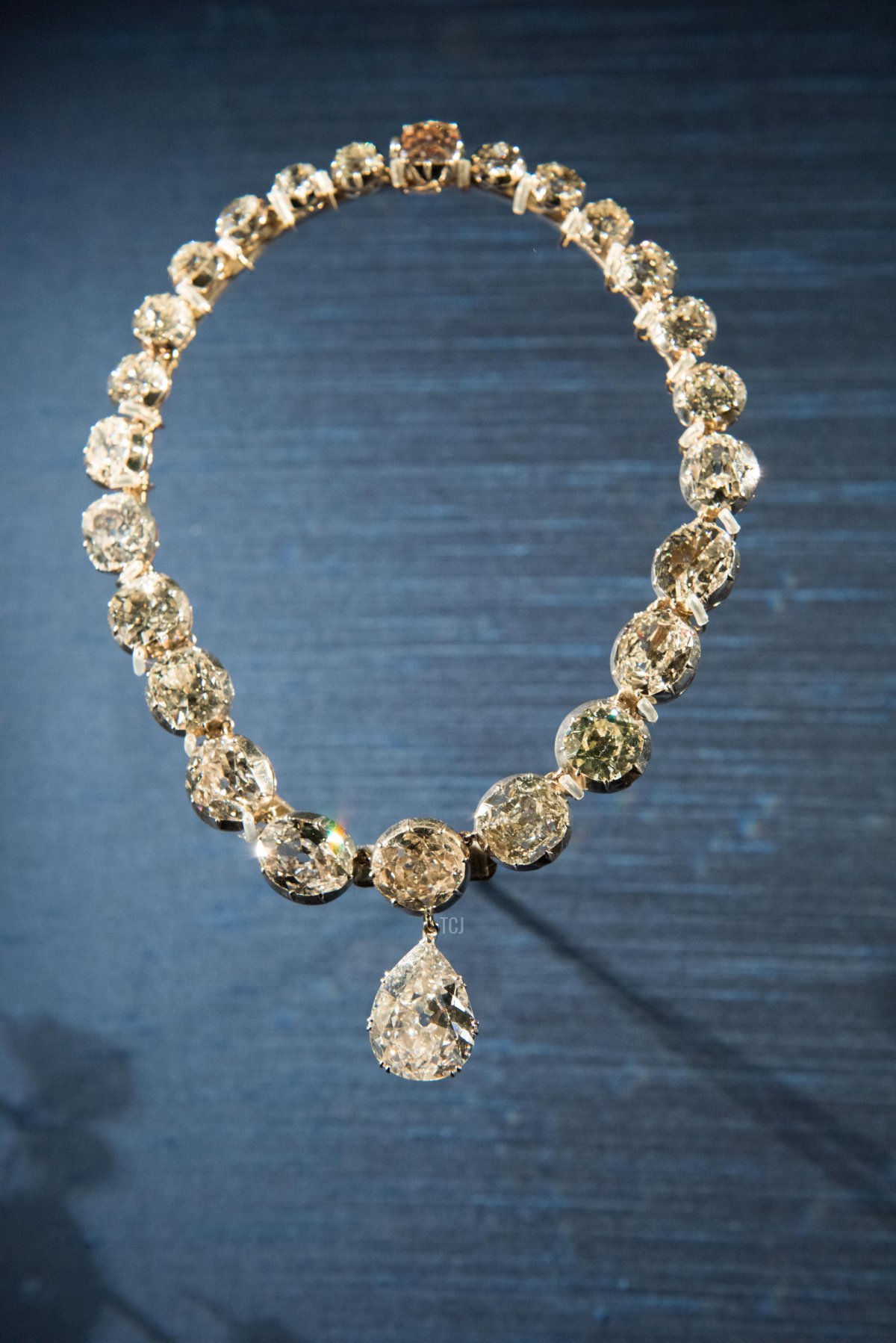 Continuando le celebrazioni del Giubileo di Platino in quest'anno storico, il Collier e gli Orecchini della Corona della Regina sono esposti nel Lantern Lobby come parte di una mostra speciale a Windsor Castle che esplora l'Incoronazione della Regina Elisabetta II nel 1953, a Windsor Castle il 6 luglio 2022 a Windsor, Inghilterra