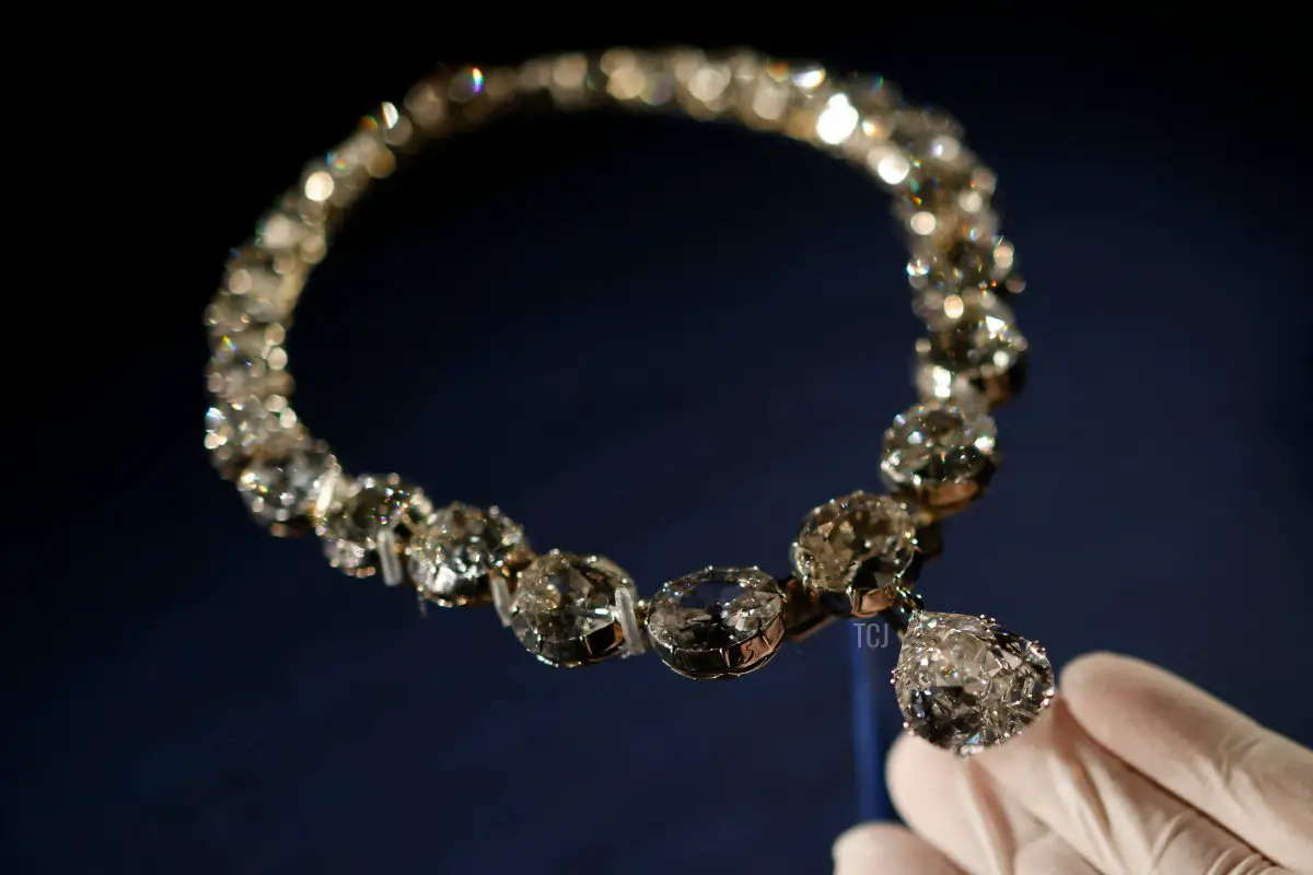 Continuando le celebrazioni del Giubileo di Platino in quest'anno storico, il Collier e gli Orecchini della Corona della Regina sono esposti nel Lantern Lobby come parte di una mostra speciale a Windsor Castle che esplora l'Incoronazione della Regina Elisabetta II nel 1953, a Windsor Castle il 6 luglio 2022 a Windsor, Inghilterra