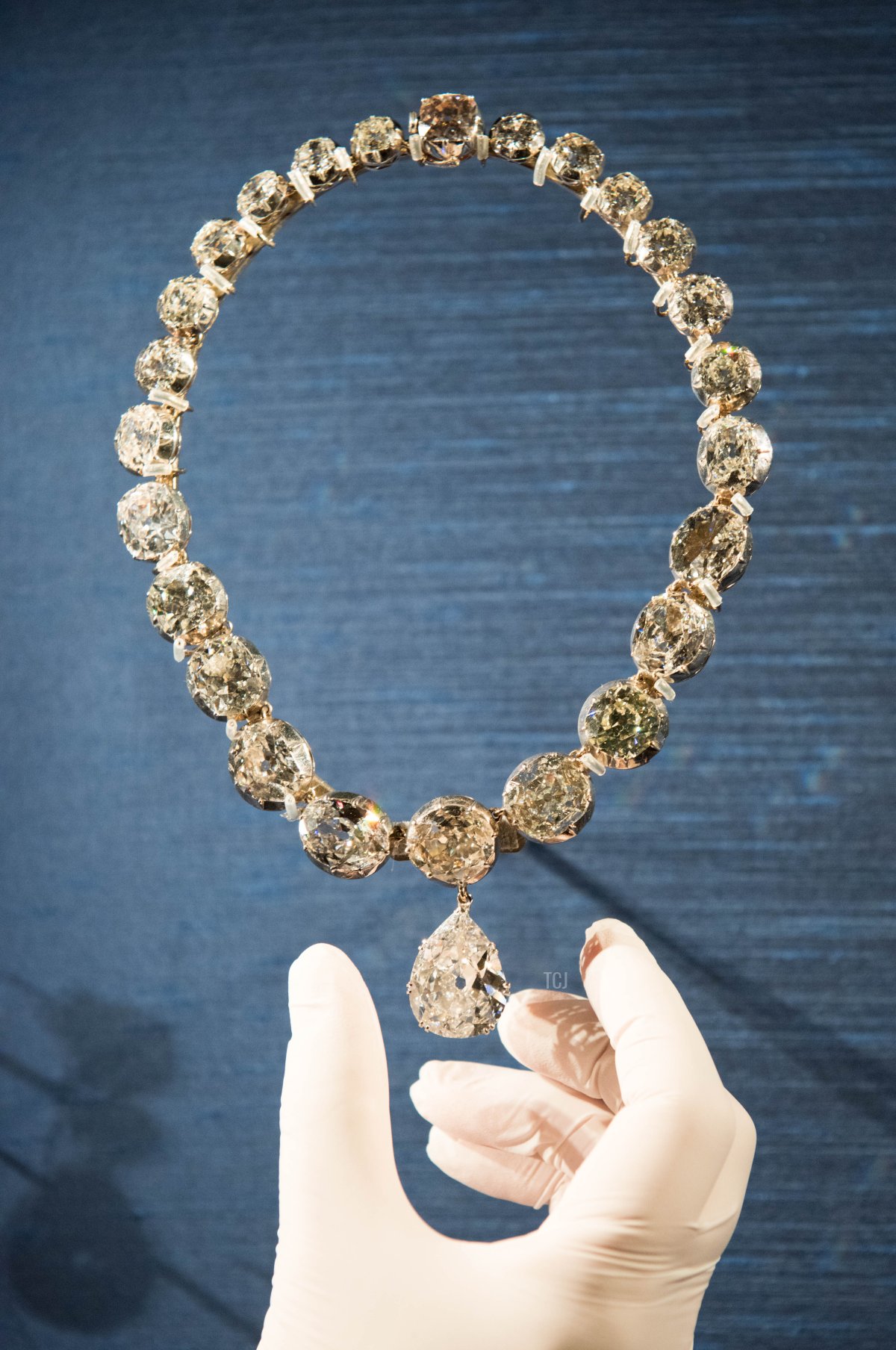 Continuando le celebrazioni del Giubileo di Platino in quest'anno storico, il Collier e gli Orecchini della Corona della Regina sono esposti nel Lantern Lobby come parte di una mostra speciale a Windsor Castle che esplora l'Incoronazione della Regina Elisabetta II nel 1953, a Windsor Castle il 6 luglio 2022 a Windsor, Inghilterra