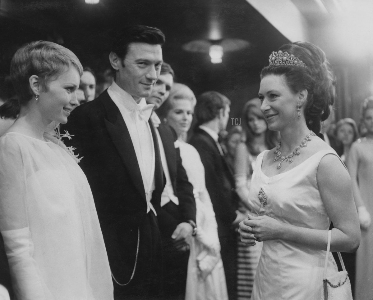 La Principessa Margaret incontra l'attore Laurence Harvey (1928 - 1973) e l'attrice Mia Farrow alla Performance Cinematografica Reale del film 'Il Domatore delle Donne' all'Odeon Leicester Square, Londra, 27 Febbraio 1967