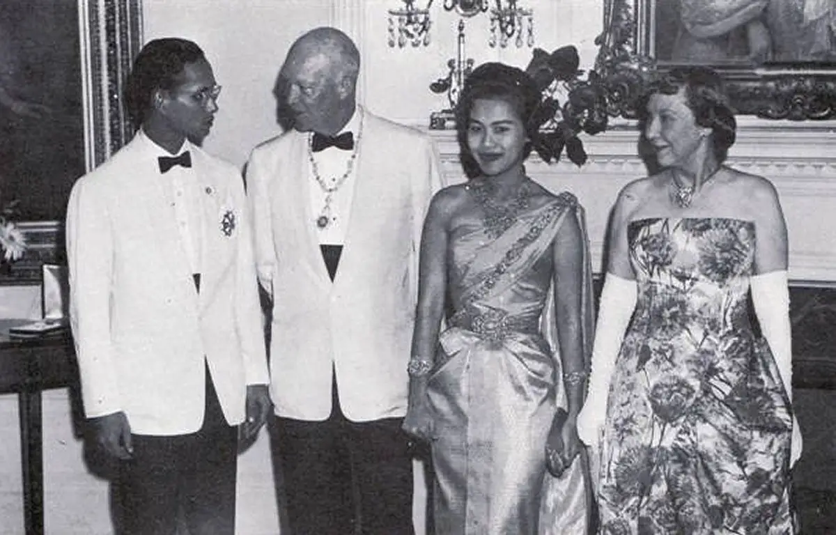 Il re Bhumibol Adulyadej di Thailandia, il presidente Dwight D. Eisenhower, la regina Sirikit e Mamie Eisenhower partecipano a una cena alla Casa Bianca a Washington, D.C., durante la visita di stato negli Stati Uniti, giugno 1960 [WIKIMEDIA COMMONS]